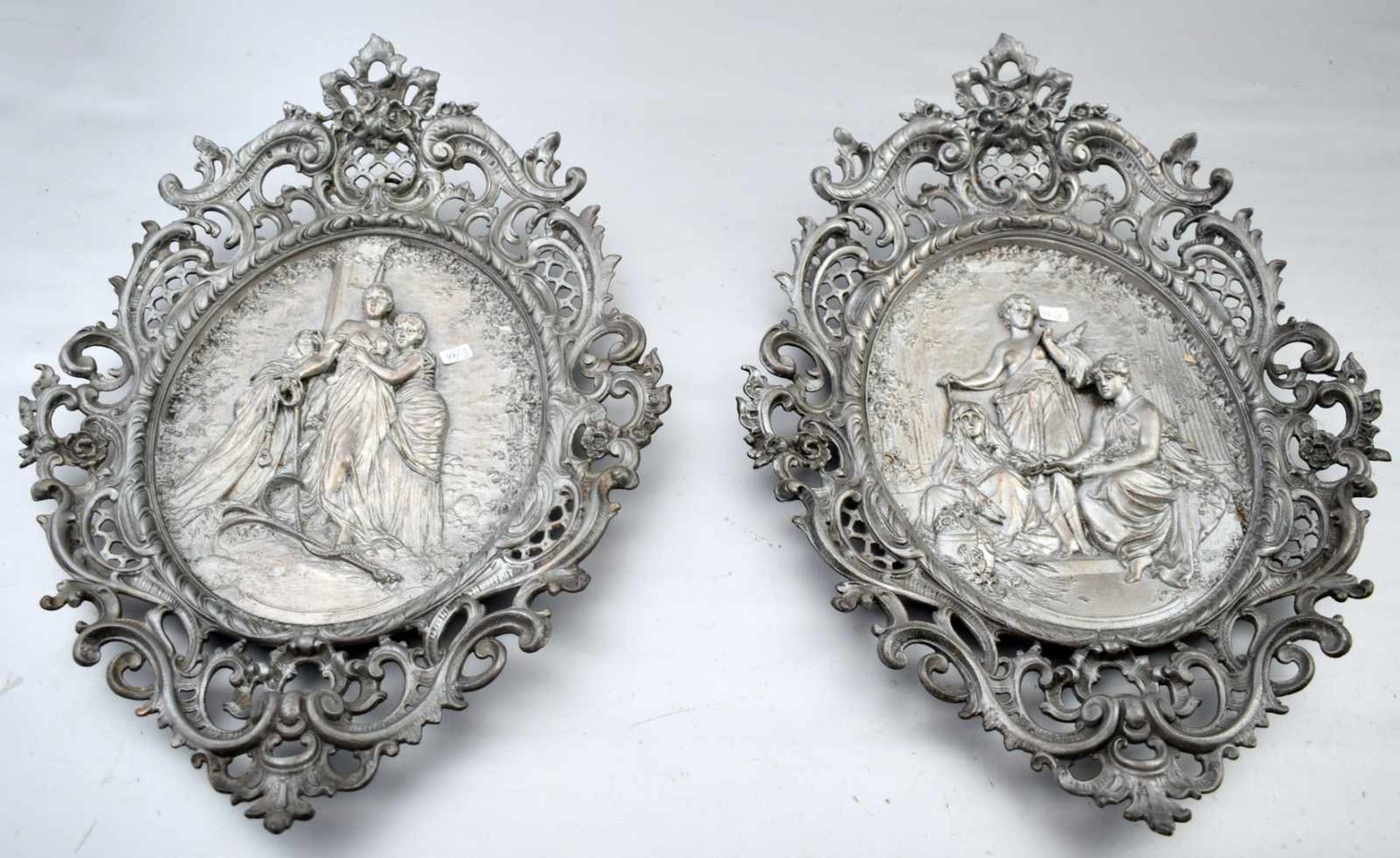 Zwei Reliefbilder oval, im Barock-Stil, durchbrochen, mit Blumenranken und Barock-Ornamenten,