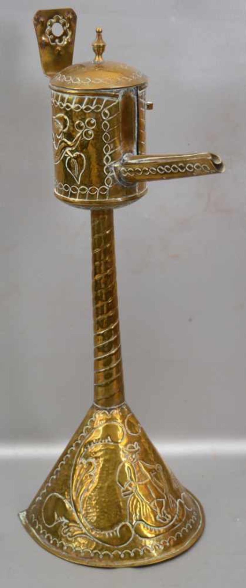 Öllampe Messing, auf halbrundem Fuß stehend, aufwendig mit bäuerlichen Ornamenten und Ranken