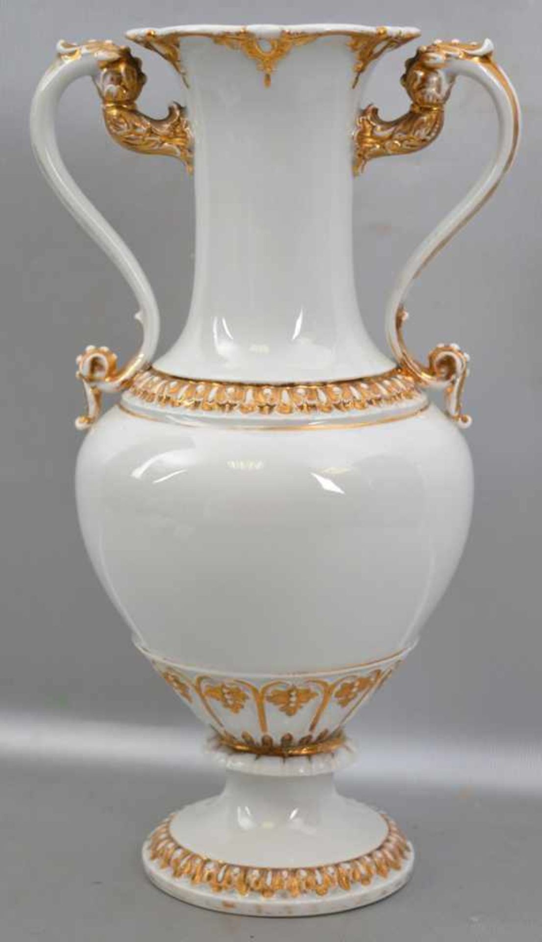 Vase runder Fuß, besch., gebauchte Wandung, zwei verzierte Griffe, gold verziert, H 29 cm, 2. Hälfte