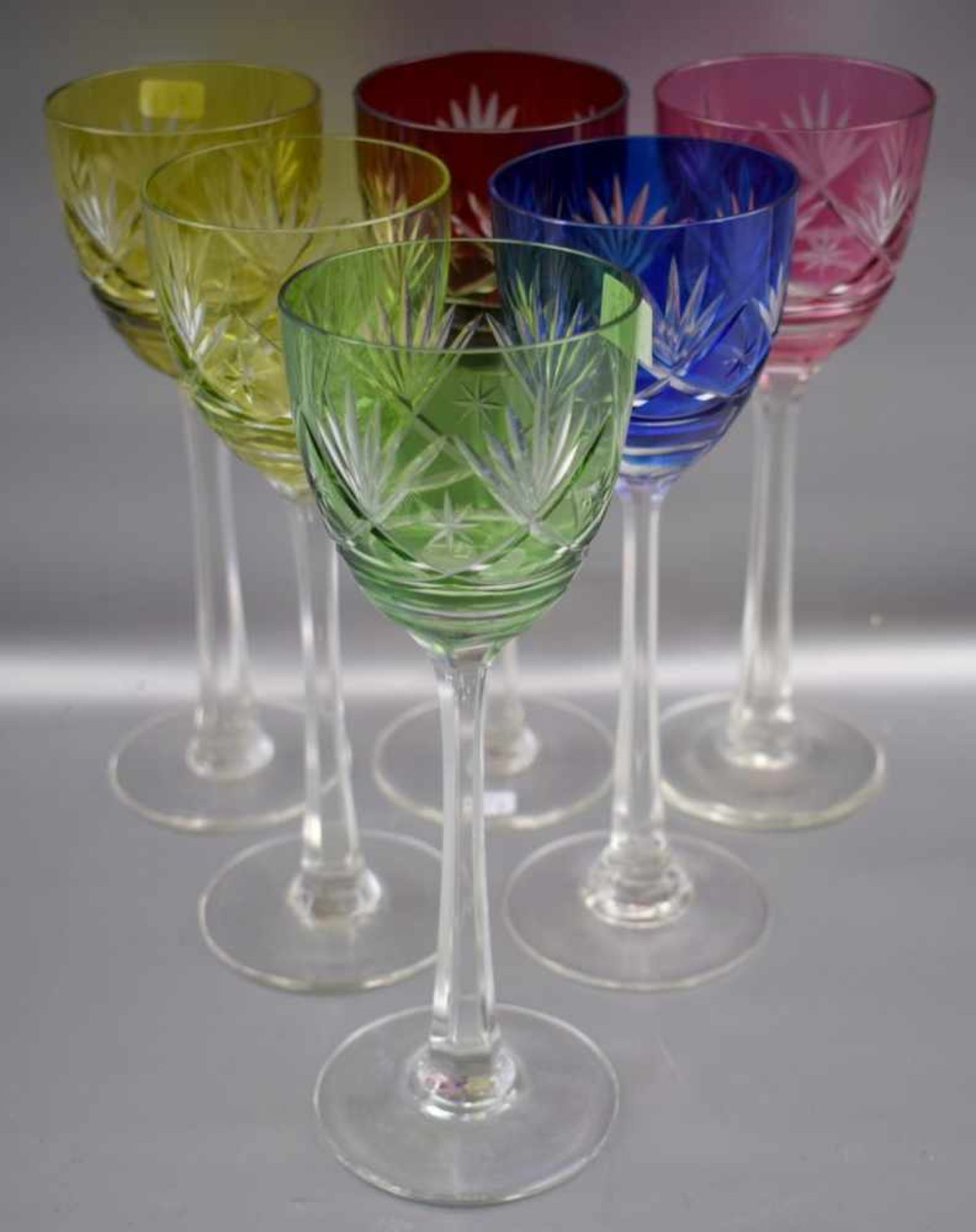 Sechs Weingläser farbl. Glas, geschliffen verziert, Kelch mit buntem Überfang, H 21 cm