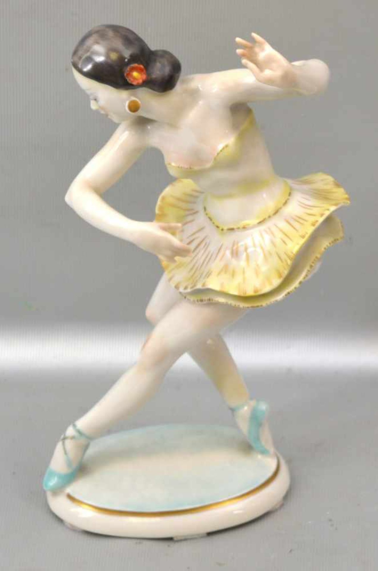 Ballerina auf ovalem Sockel stehend, bunt bemalt, H 21 cm, FM Hutschenreuther