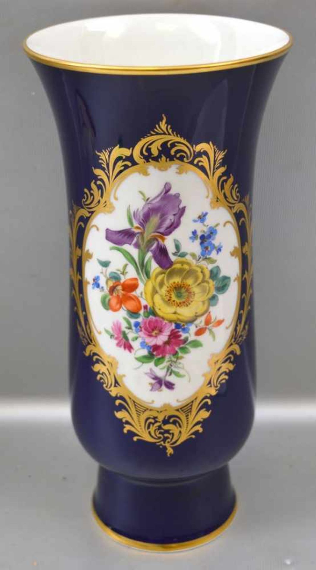 Vase in Trompetenform, kobaltblau, Goldrand, Medaillon mit bunter Blumenbemalung und goldenen