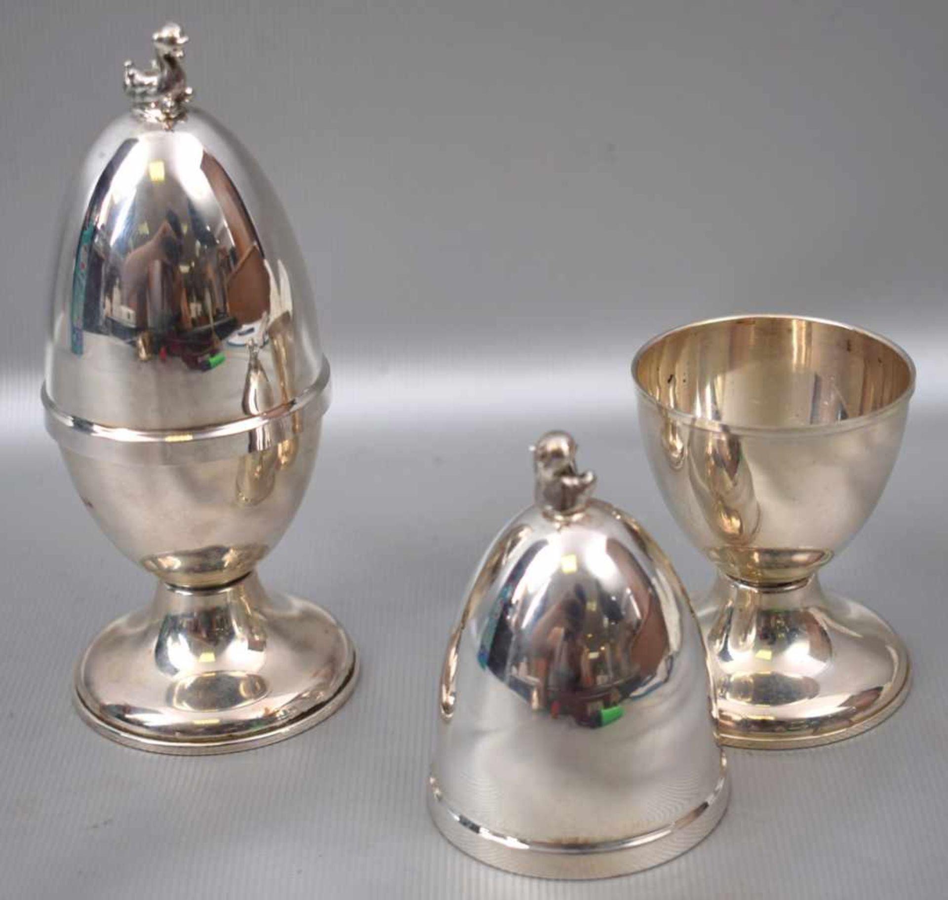 Zwei Eierbecher runder Fuß, mit Deckel, Deckel mit Enten verziert, H 12 cm, 925 Silber