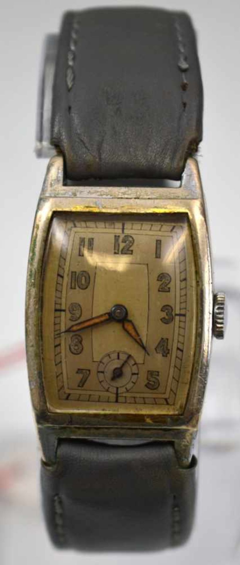 Armbanduhr graues Lederarmband, Ziffernblatt mit arabischen Zahlen