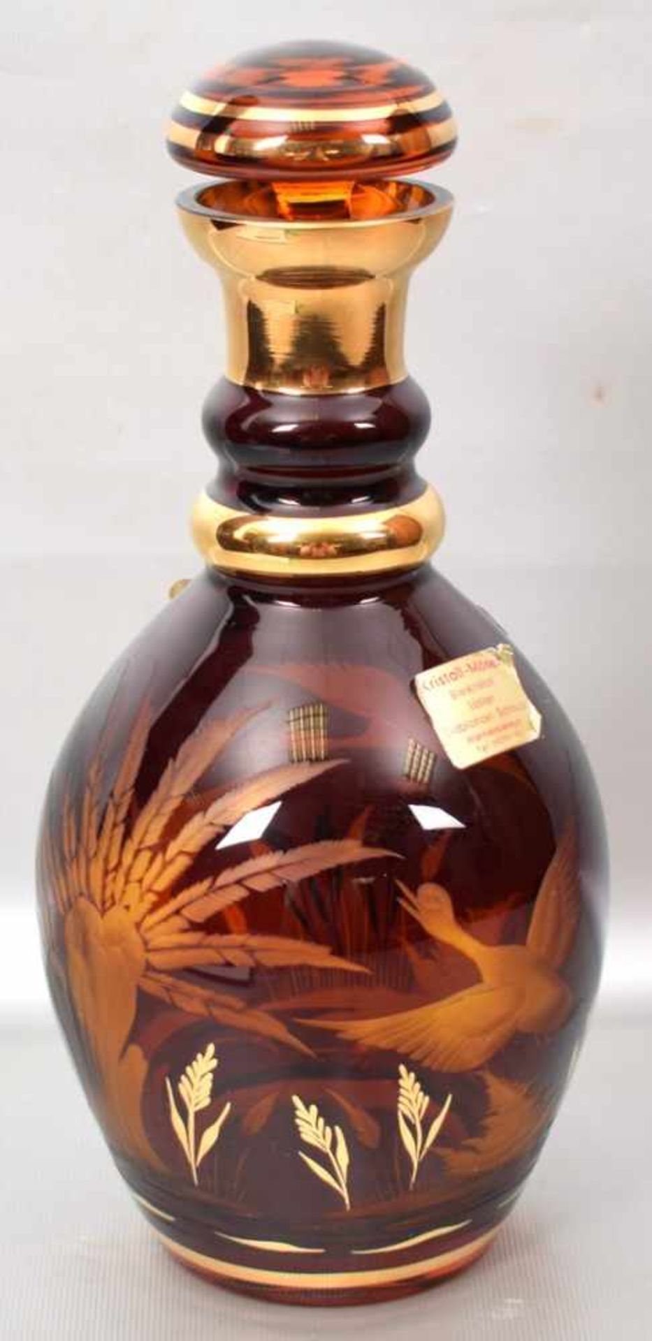 Karaffe braunes Glas, mit Jagdmotiven gold verziert, H 26 cm, FM Möser