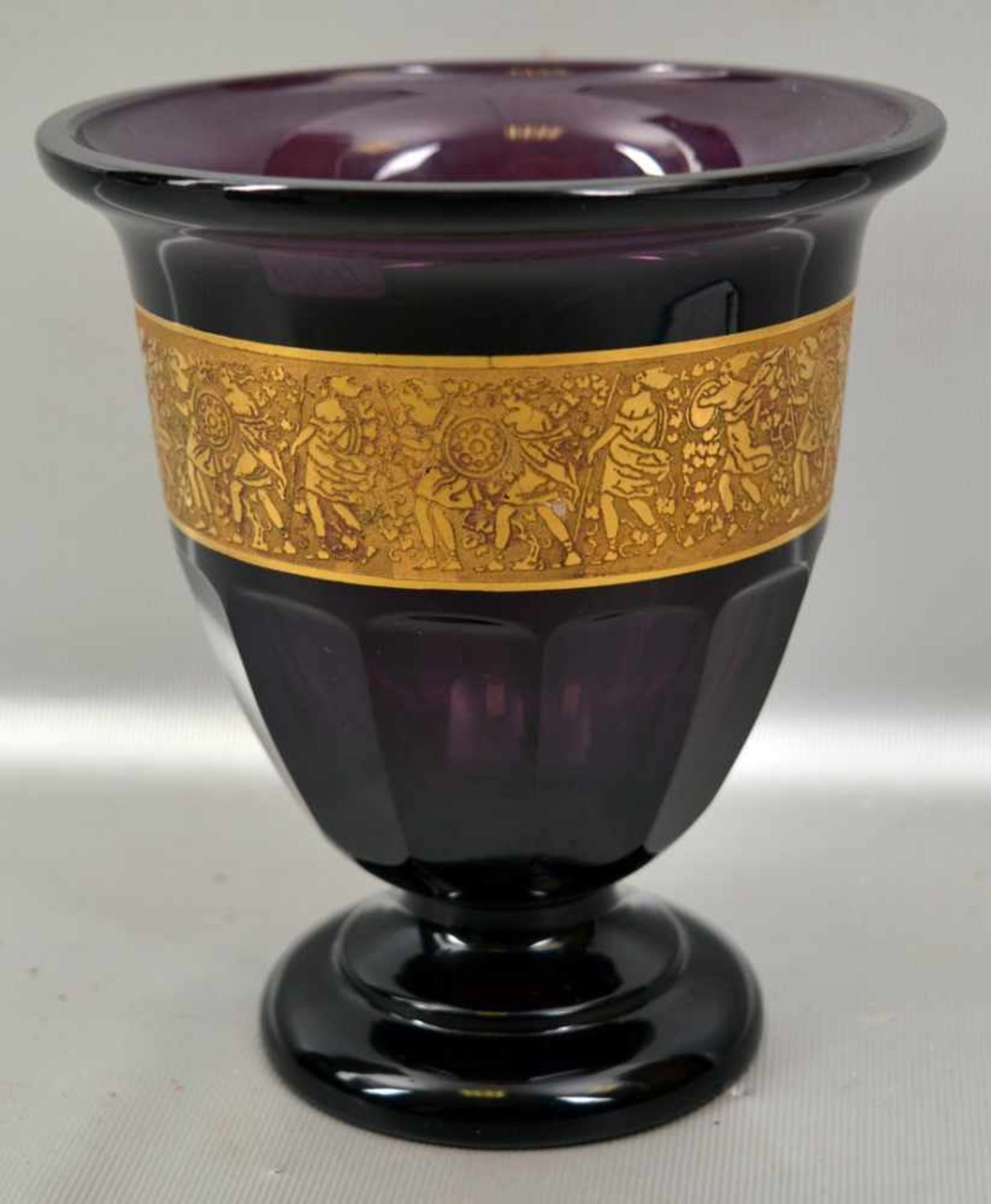 Vase lilafarbenes Glas, runder Fuß, breiter, mit Kriegsszenen verzierter Goldrand, H 15 cm, Dm 14