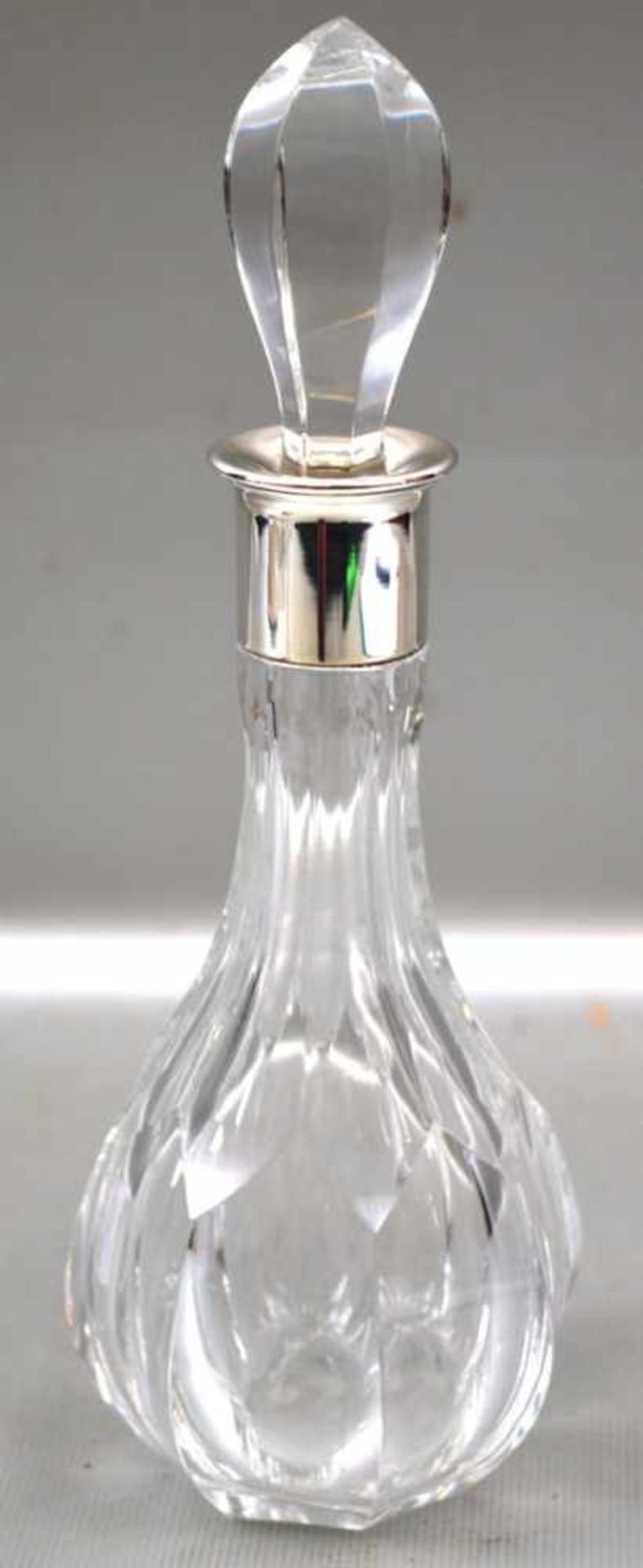 Likörkaraffe farbl. Glas, facettiert geschliffen, deutsch, Rand 925er Silber, mit Stöpsel, H 19 cm