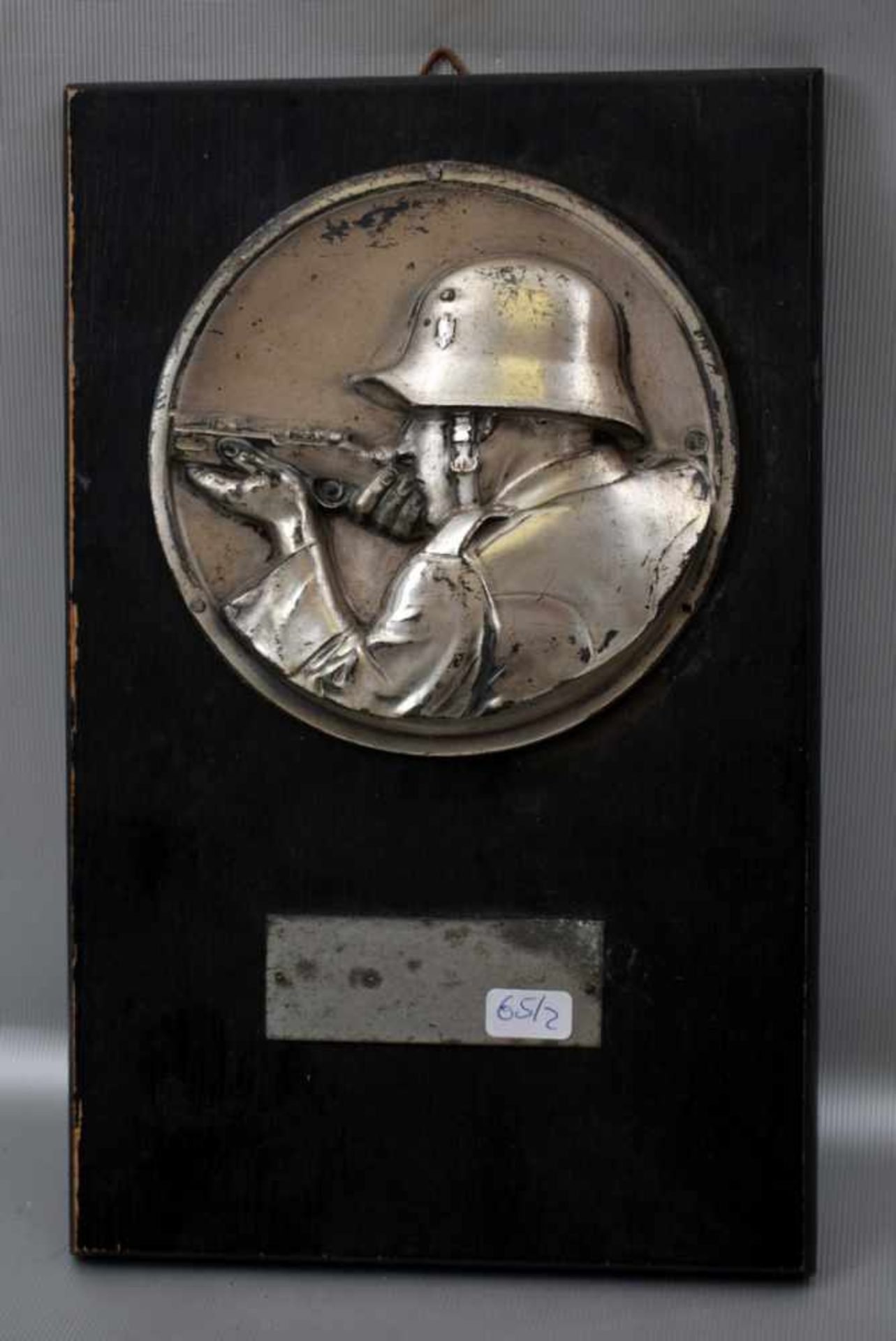 Plakette Schütze, auf schwarzer Holzplatte, Metall, 16 X 25 cm, III. Reich