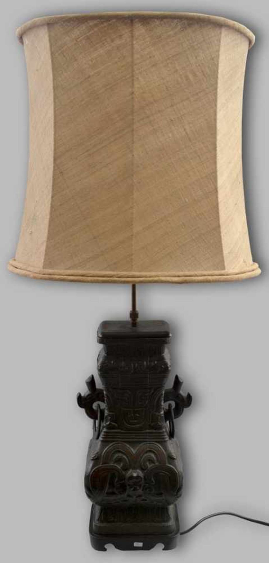 Tischlampe 2-lichtig, quadratischer Fuß, Bronze, mit asiatischen Ornamenten verziert, ovaler