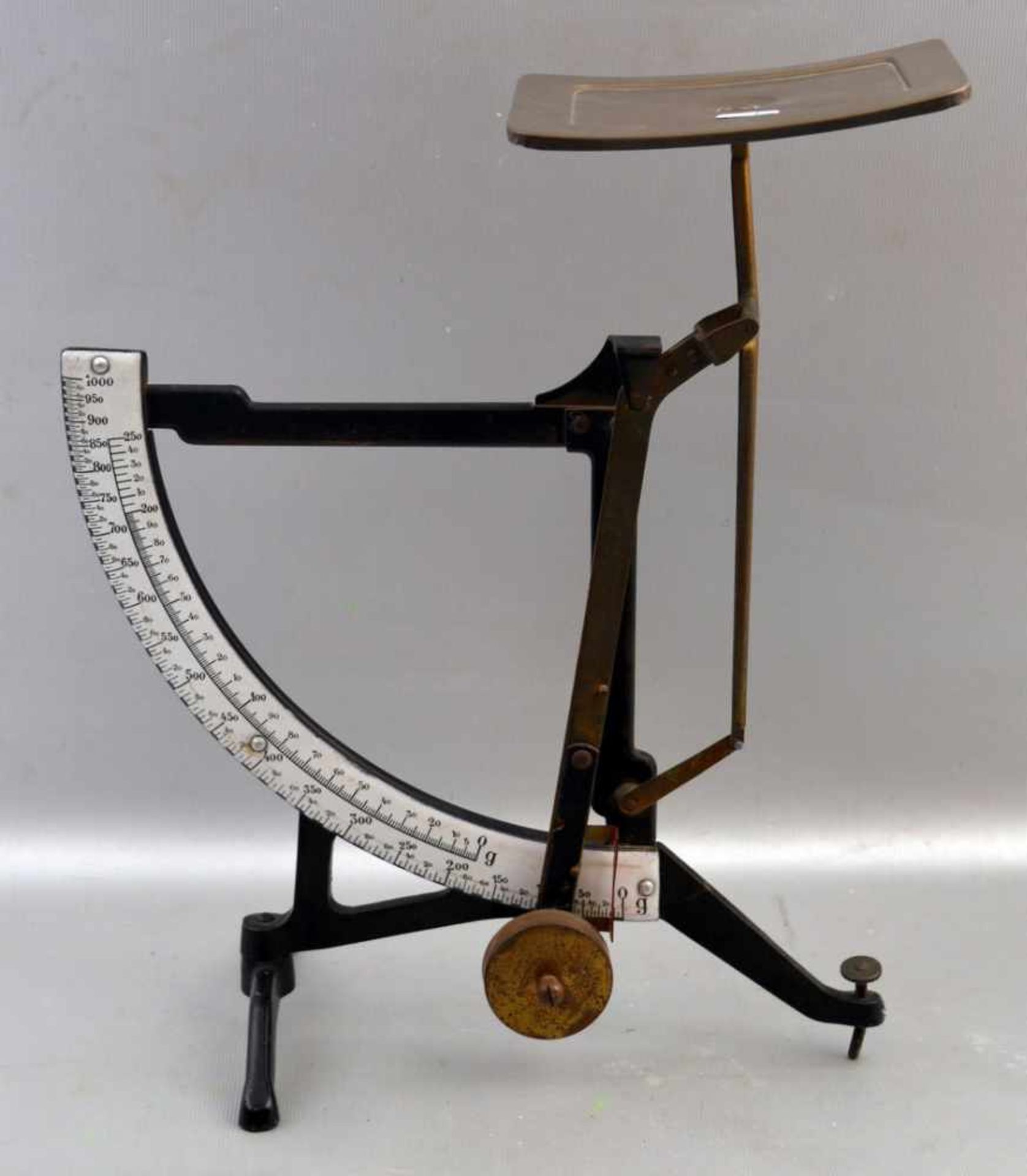 Briefwaage Eisen mit Messing, emaillierte Anzeige, H 32 cm, L 24 cm, um 1900