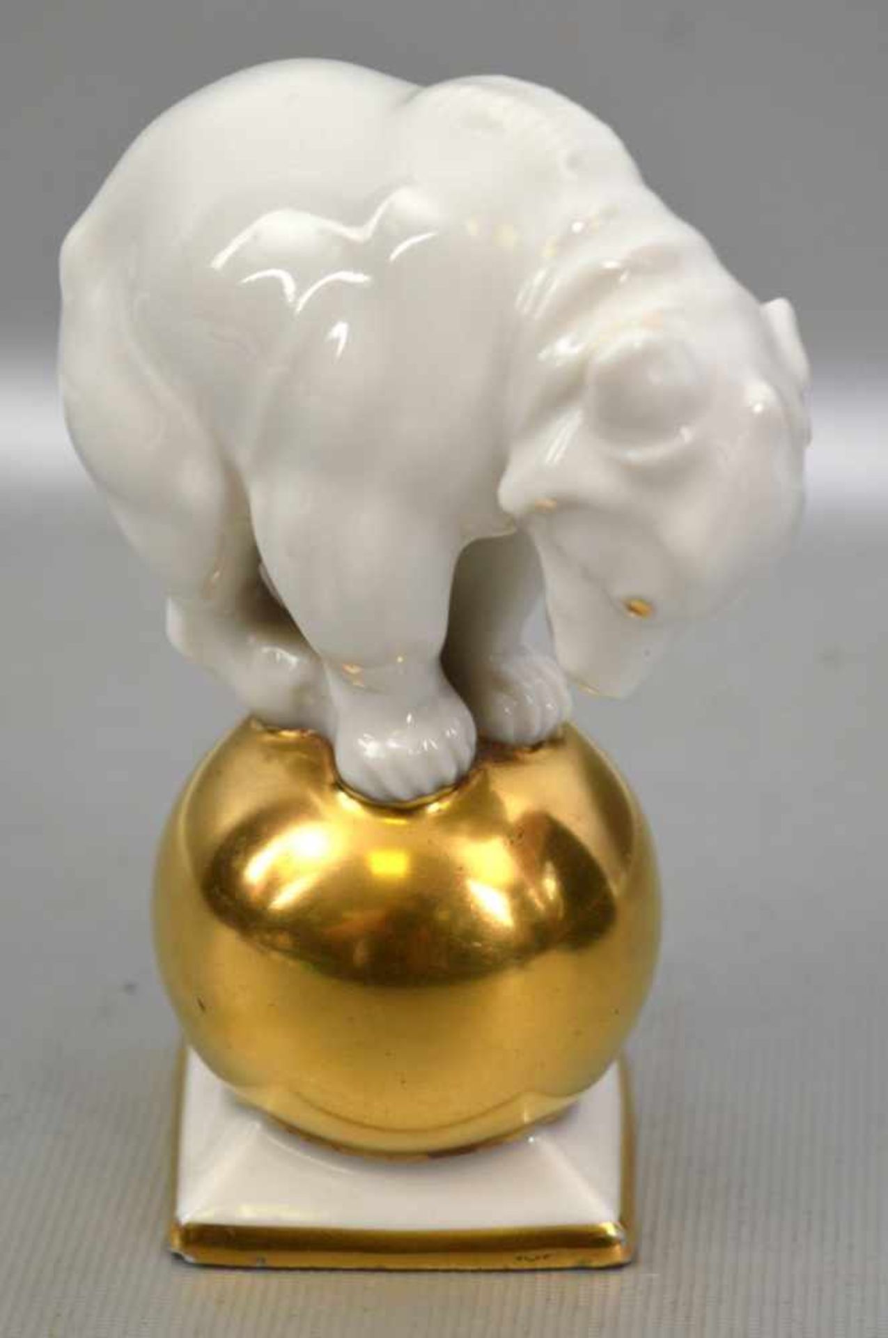 Eisbär auf Kugel auf rechteckigem Sockel, Bär auf goldener Kugel, H 10 cm, FM Hutschenreuther