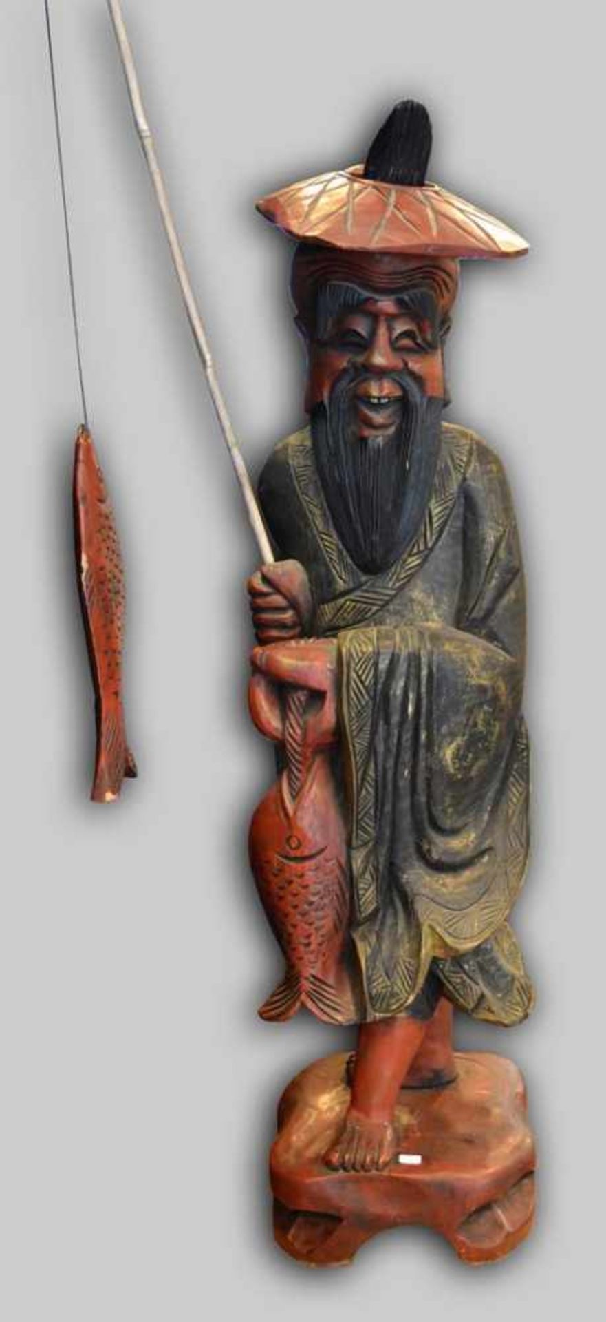 Asiatischer Angler Hartholz, geschnitzt, auf Sockel stehend, bunt bemalt, mit Angel und Fischen, H