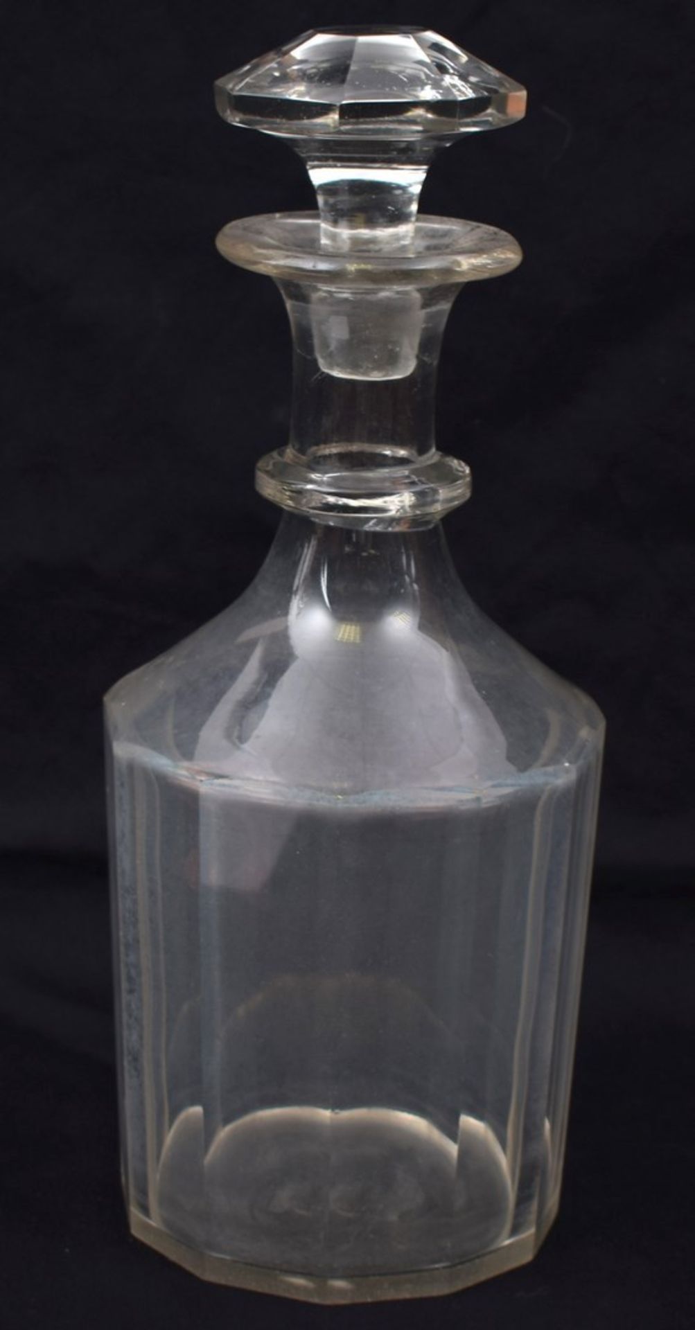 Biedermeier-Karaffe farbl. Glas, facettiert geschliffen, rund, mit Stöpsel, H 32 cm, 1. Hälfte 19.