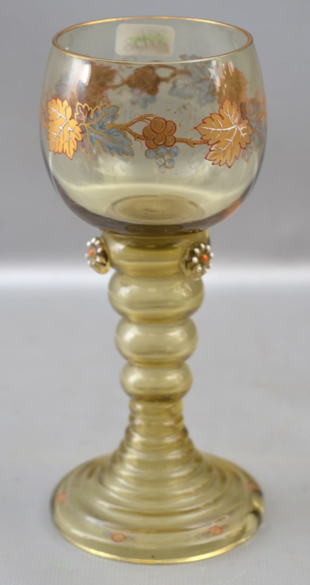 Weinglas grünes Glas, am Fuß best., Kelch mit goldenen Weinranken bemalt, H 15 cm, FM Theresienthal,