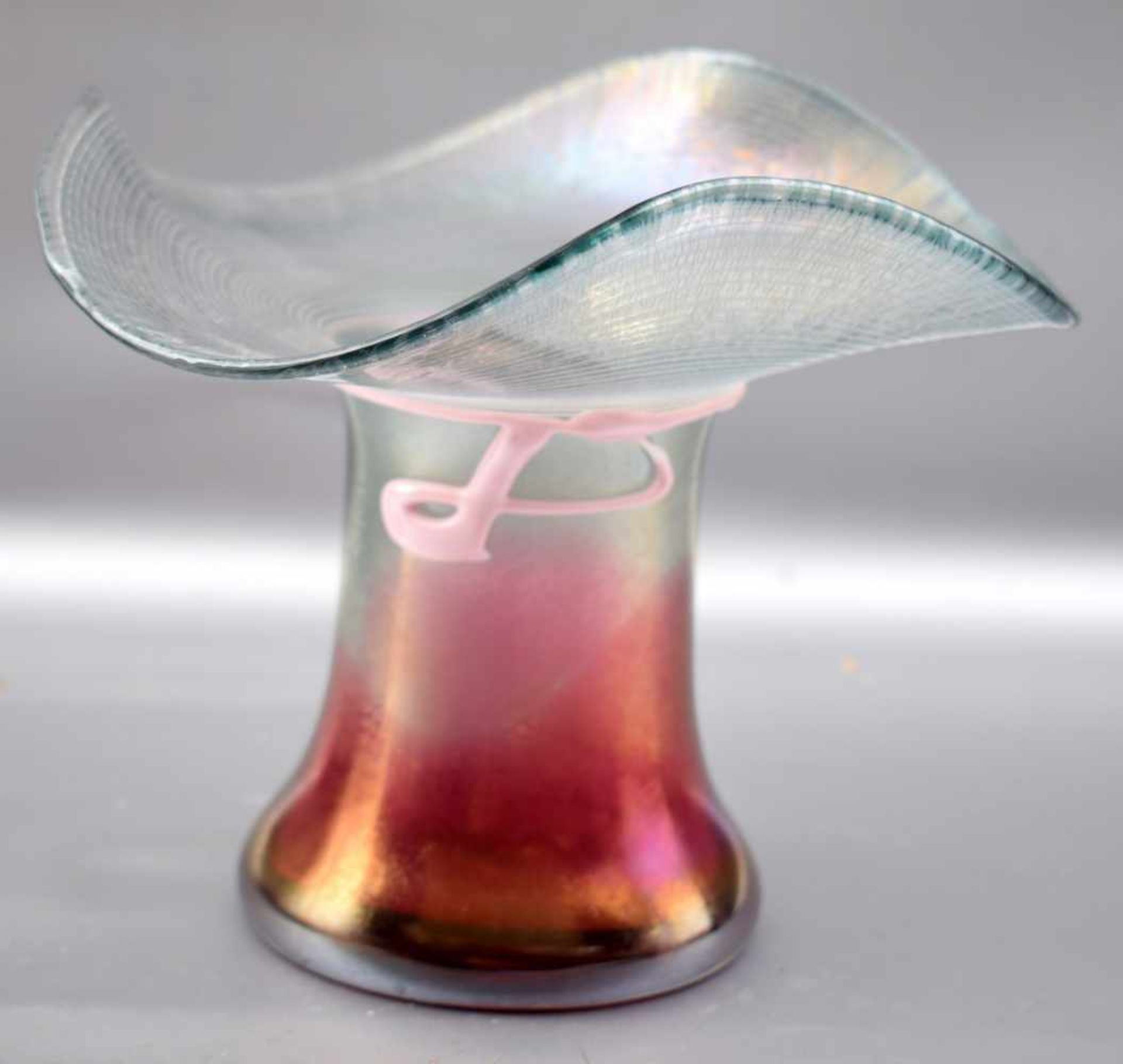 Vase farbl. Glas, changierend, mit roter Farbeinschmelzung, breiter gewellter Rand, H 16 cm, Dm 19