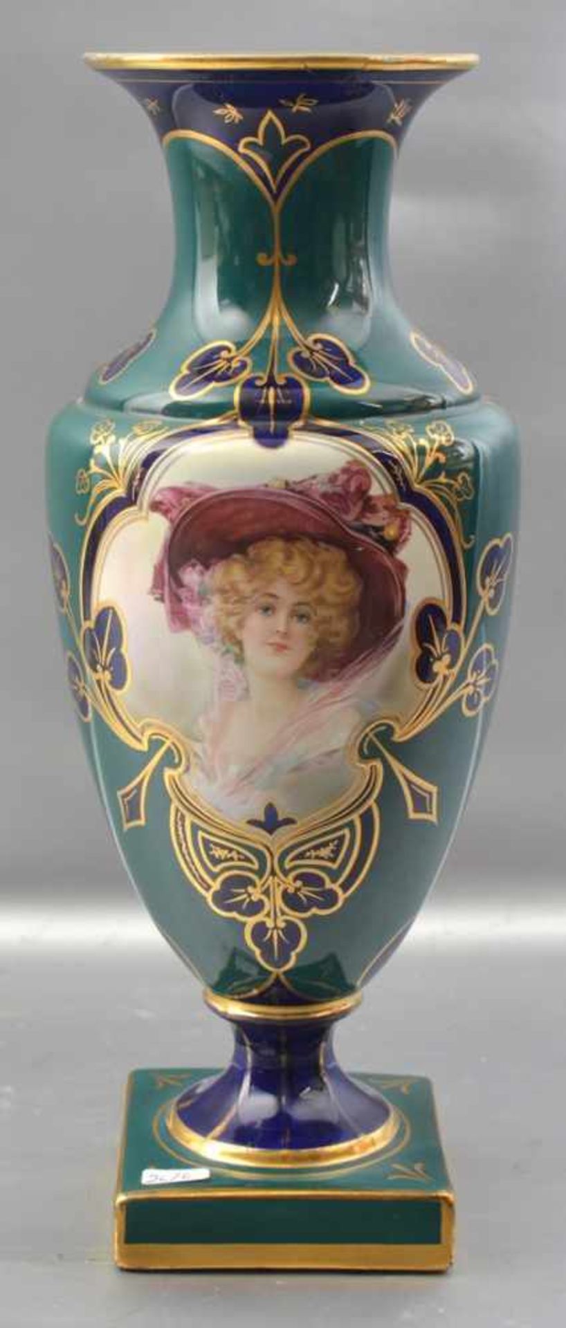 Vase quadratischer Fuß, gebauchte Wandung, mit Jugendstil-Ornamenten und Portrait eines Mädchens mit