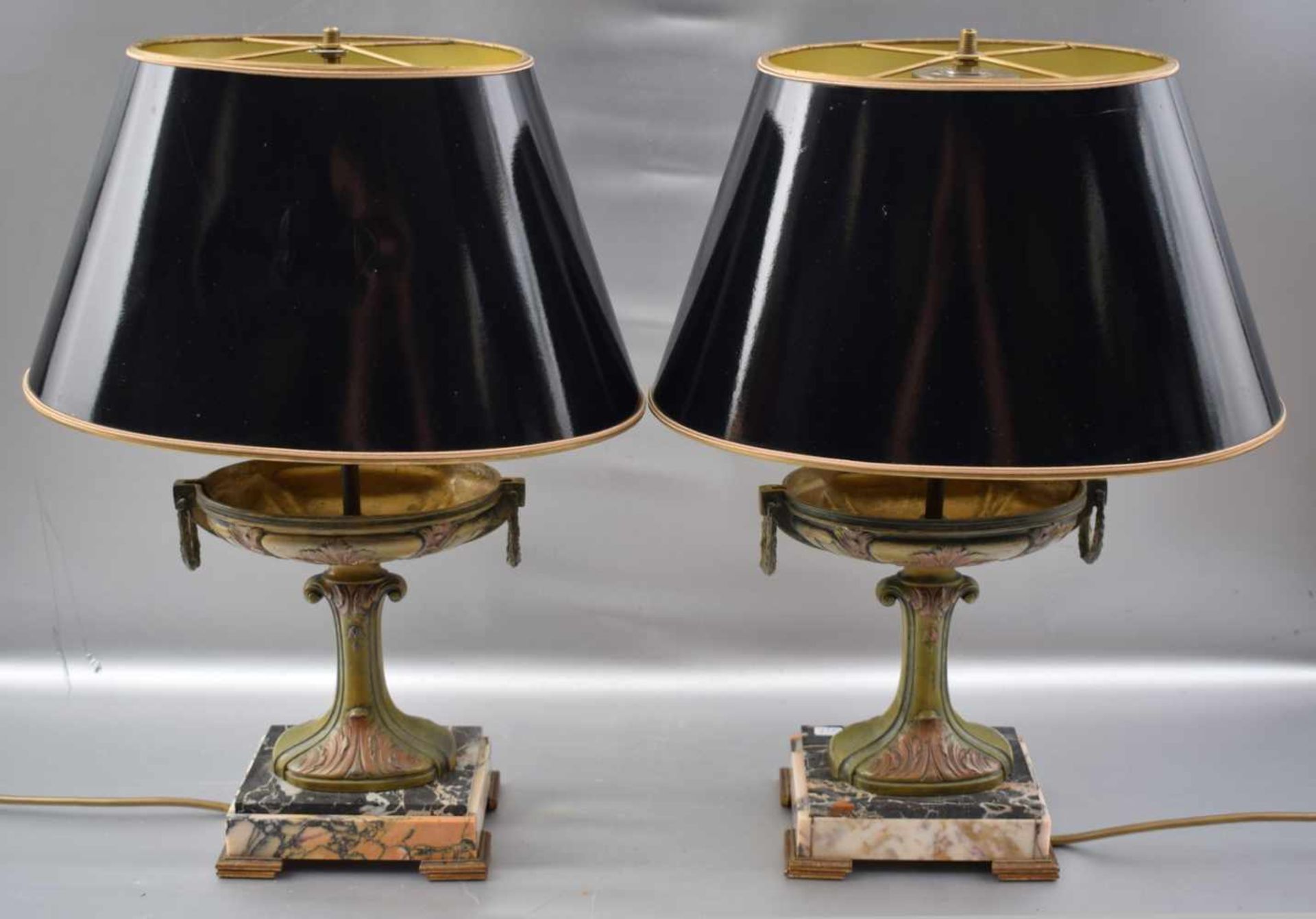 Paar Tischlampen 2-lichtig, schwarz/grauer Marmorfuß, Schaft Metall, mit Schalenaufsatz, schwarzer