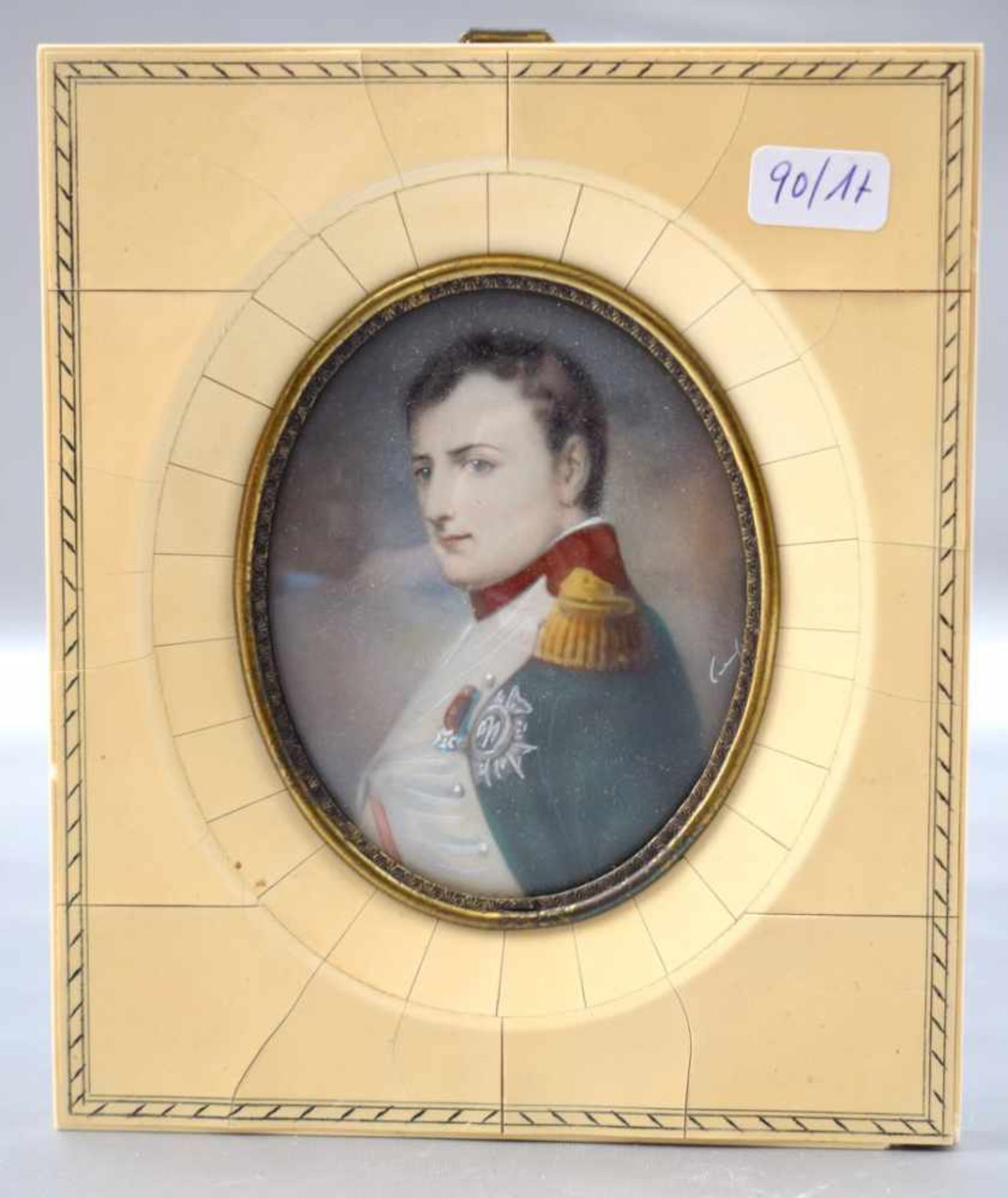 Portrait von Napoleon Bonaparte oval, Öl/Bein, in der Mitte sign., im elfenbeinfarbenen Rahmen, 12 X