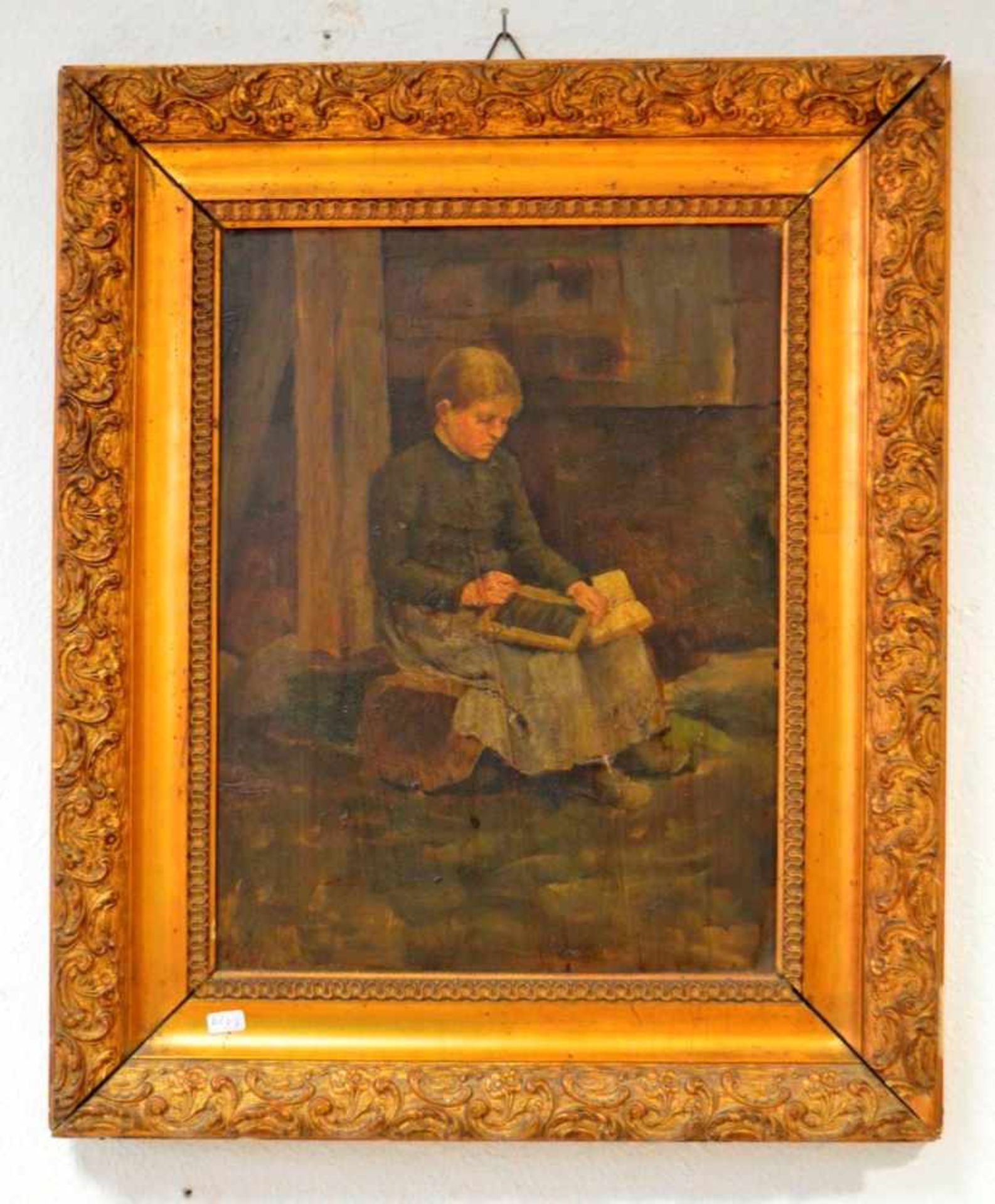 Unbekannter Maler um 1900, Mädchen mit alter Schiefertafel in der Scheune, Öl/Malpappe, 30 X 39