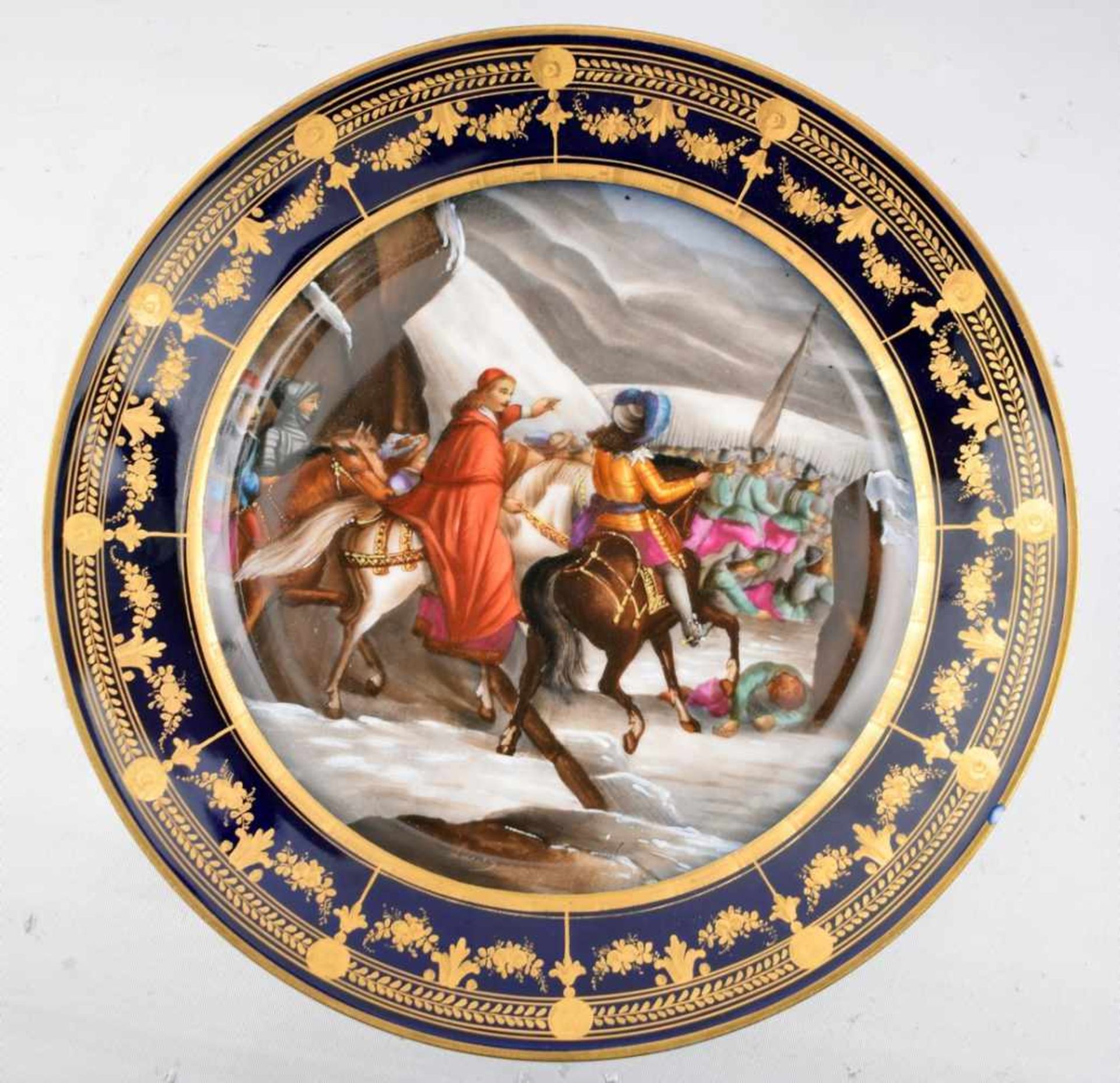 Prunk-Wandteller rund, Rand kobaltblau, gold verziert, Spiegel mit Kardinal, Ritter zu Pferd und