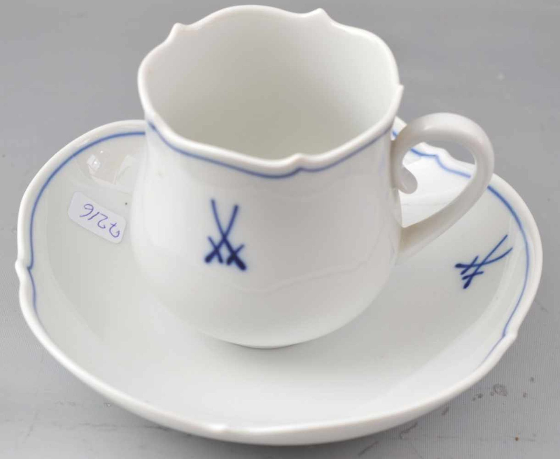 Kaffeetasse mit Untertasse, gewellter Rand, verziert mit gekreuzten blauen Schwertern, blaue