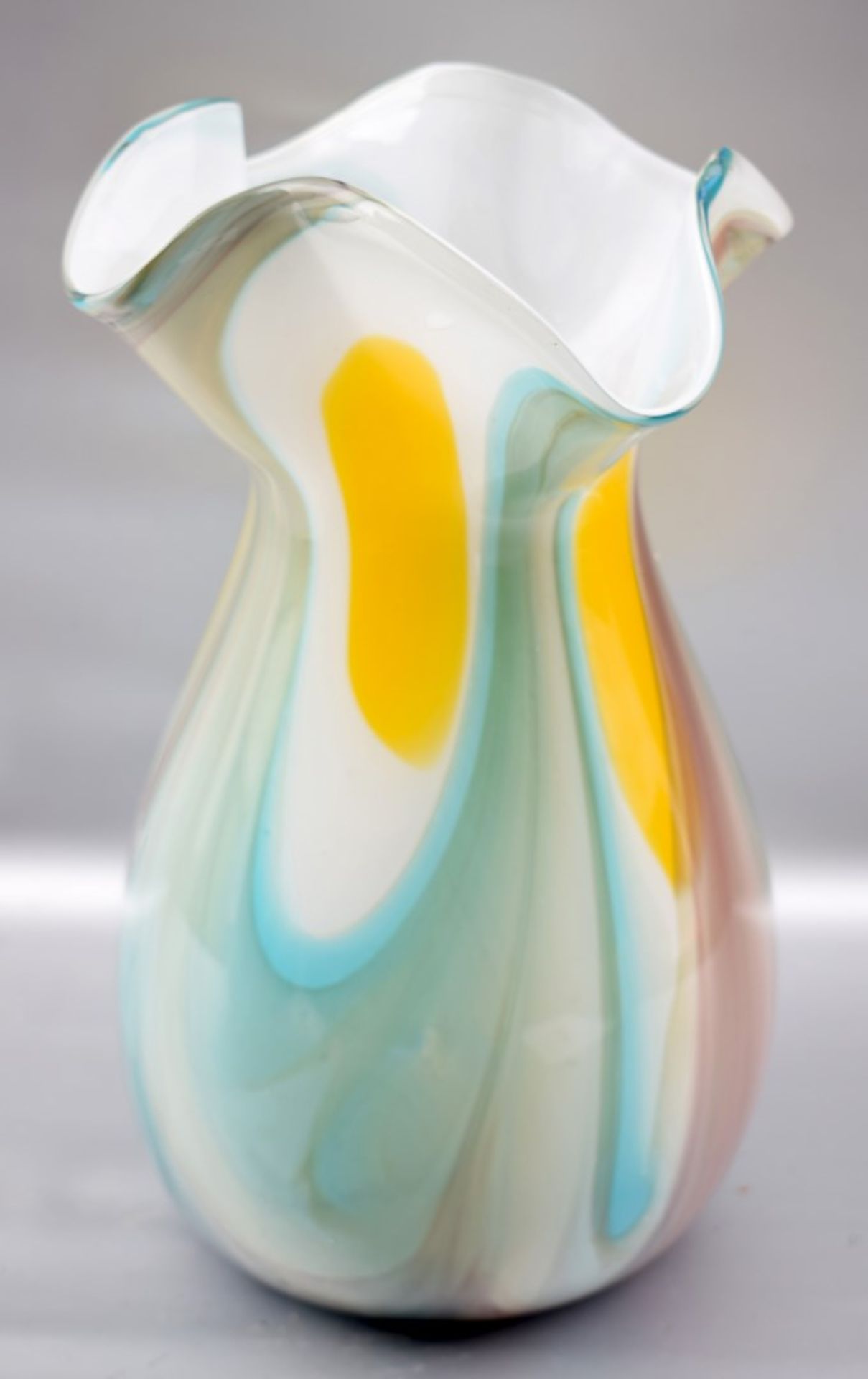 Vase farbl. Glas, mit bunter Farbeinschmelzung, unregelmäßig gezogener Rand, H 31 cm