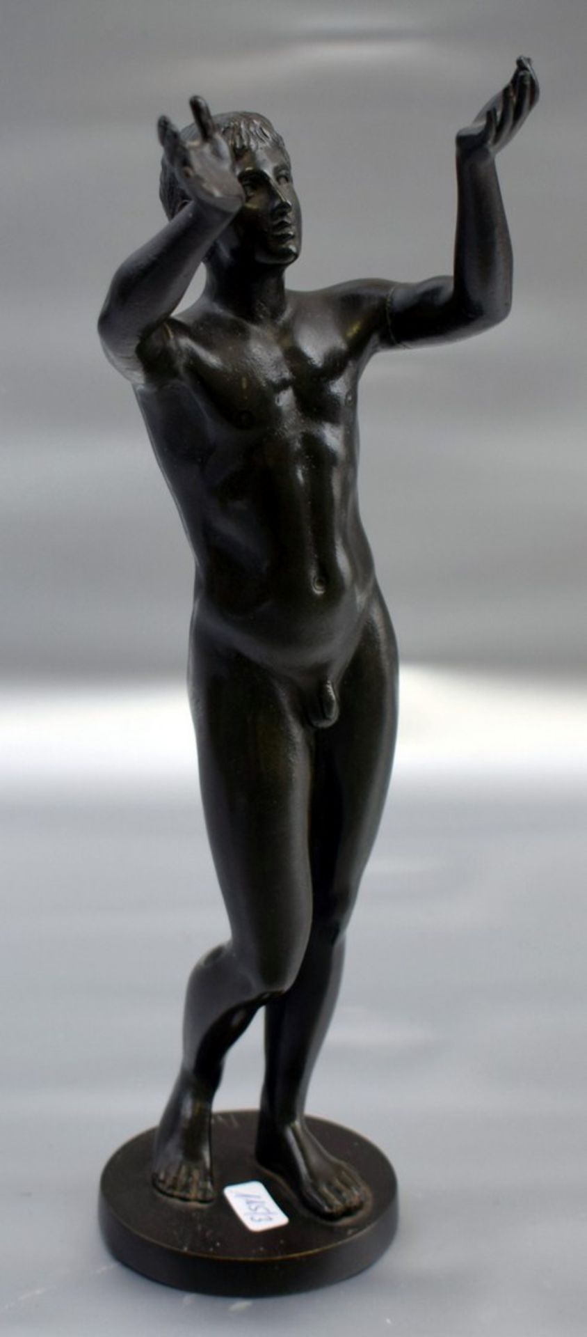 Männlicher Akt Bronze, patiniert, auf rundem Sockel stehend, im Sockel sign. Rohn, mit erhobenen