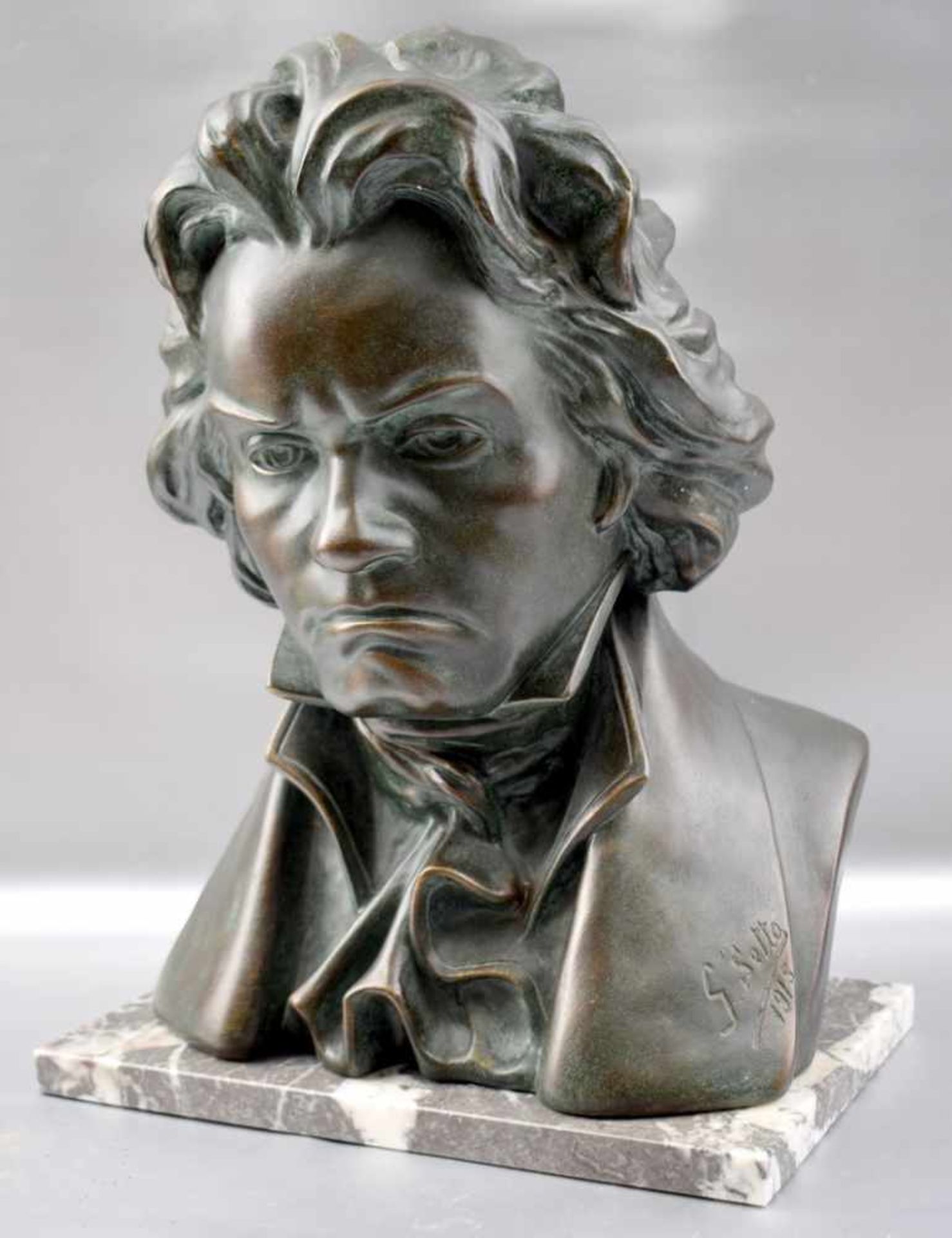 Büste Ludwig van Beethoven Gips, bronzefarben patiniert, auf rechteckigem grau/weißen