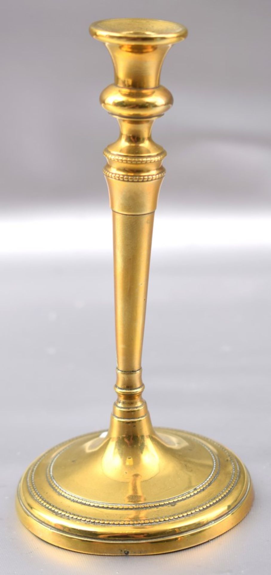 Biedermeier-Kerzenleuchter 1-lichtig, Messing, runder Fuß und Schaft, Perlrand, H 15 cm, 19. Jh.