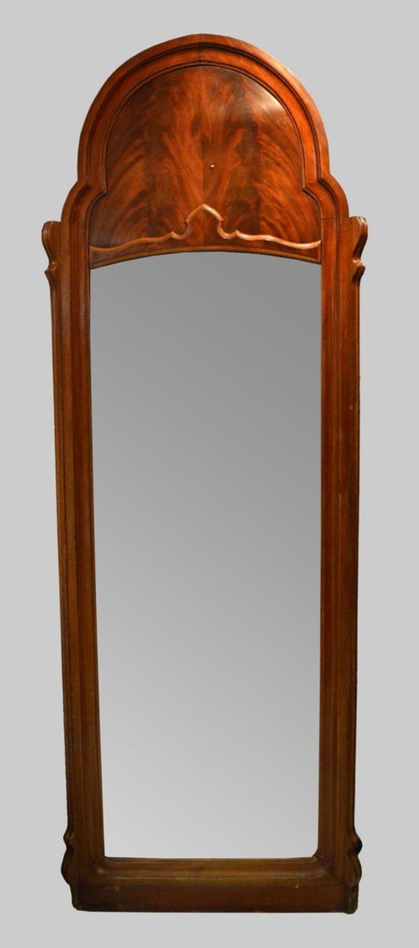 Spiegel Mahagoni, rechteckiges Hochformat, profilierter Rand, geschwungener Kopf, H 220 cm, B 74 cm,