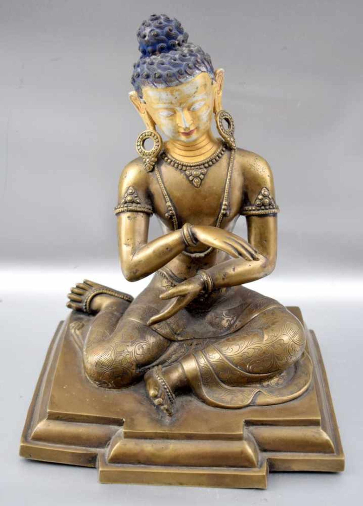 Buddha auf rechteckigem profilierten Sockel sitzend, Bronze/Kupfer, teilweise bunt bemalt, H 24