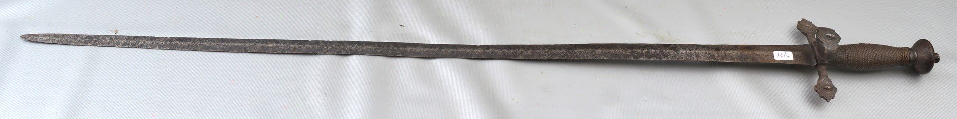 Degen Eisen, Griff mit Kupfer umwickelt, mit figürlichen Darstellungen verziert, L 88 cm, 18. Jh.
