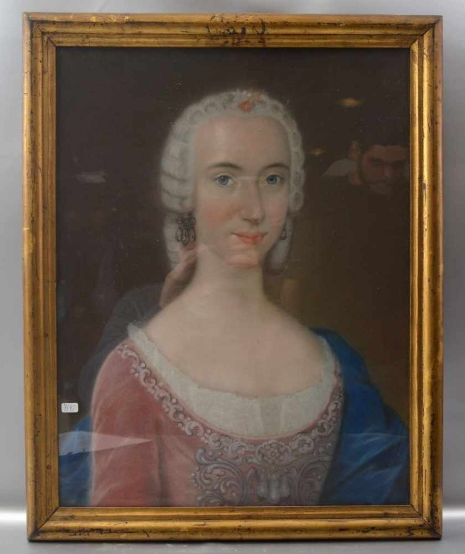 Pastellzeichnung Portrait einer adligen Dame mit weißer Perücke und edlem Schmuck, im roten Kleid,