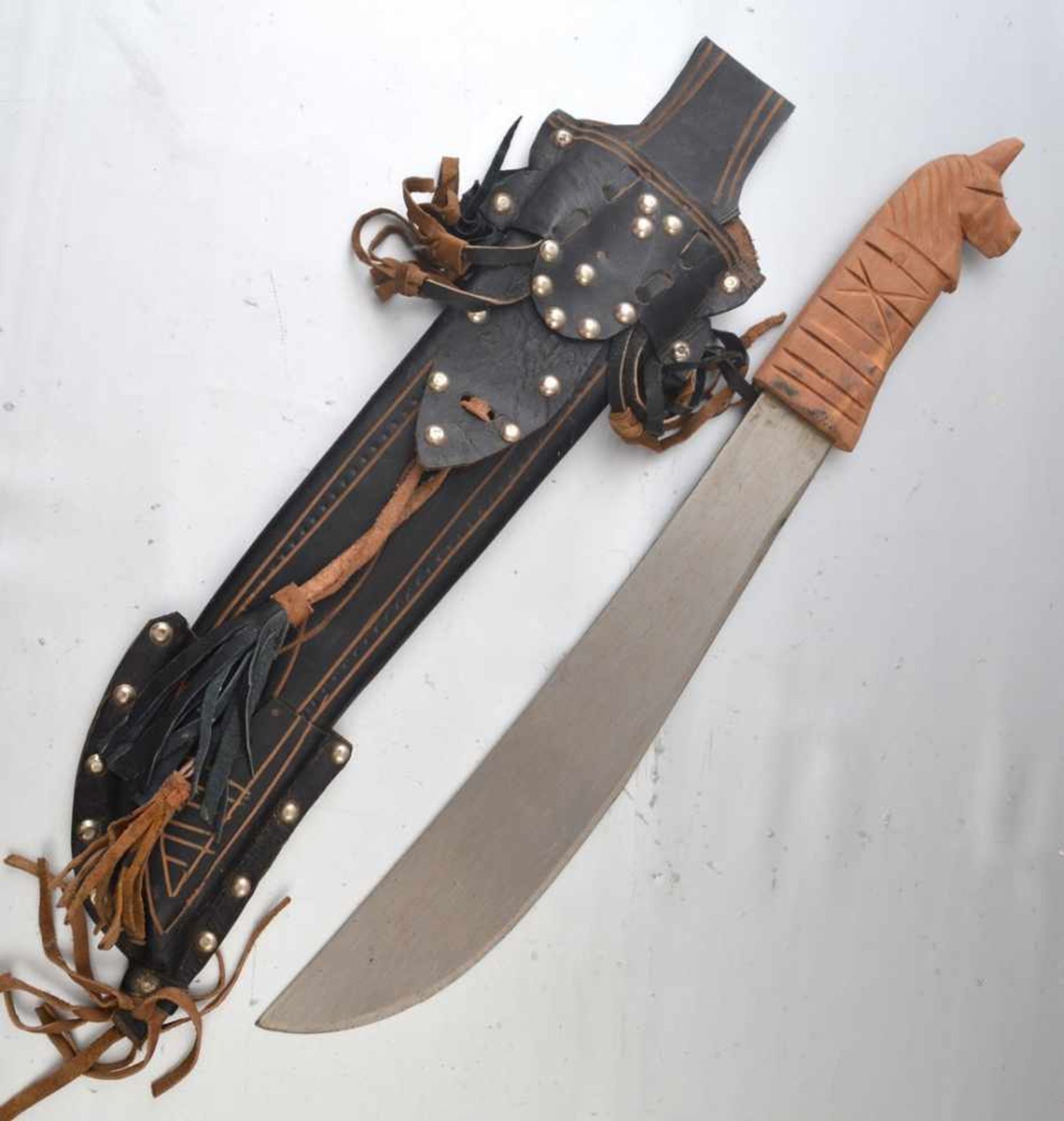 Machete geschnitzter Holzgriff, mit Lederscheide, L 56 cm