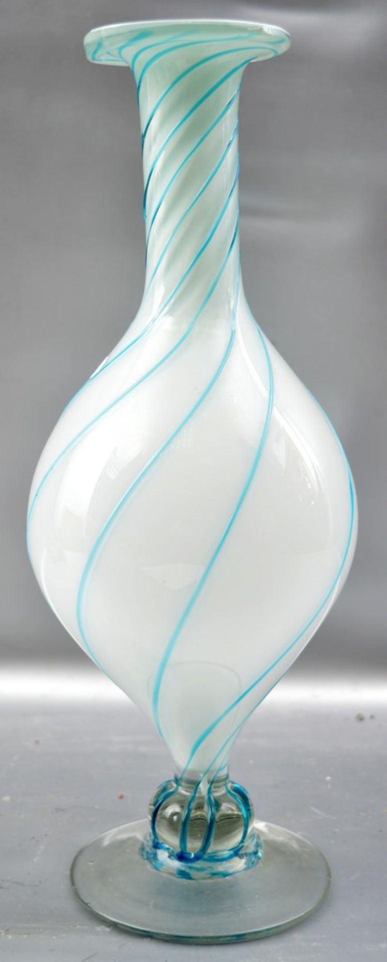 Vase farbl. Glas, mit weißer Farbeinschmelzung, mit türkisfarbenen Fäden durchzogen, H 33 cm