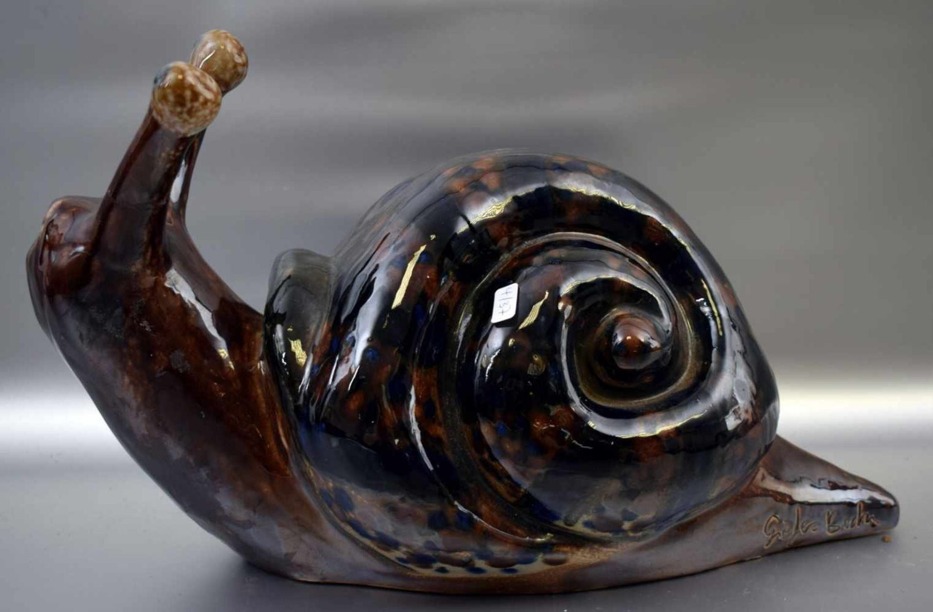 Schnecke Brunnenfigur, rotbrauner Ton, braun und blau glasiert, am Fühler rest., H 22 cm, L 36 cm,