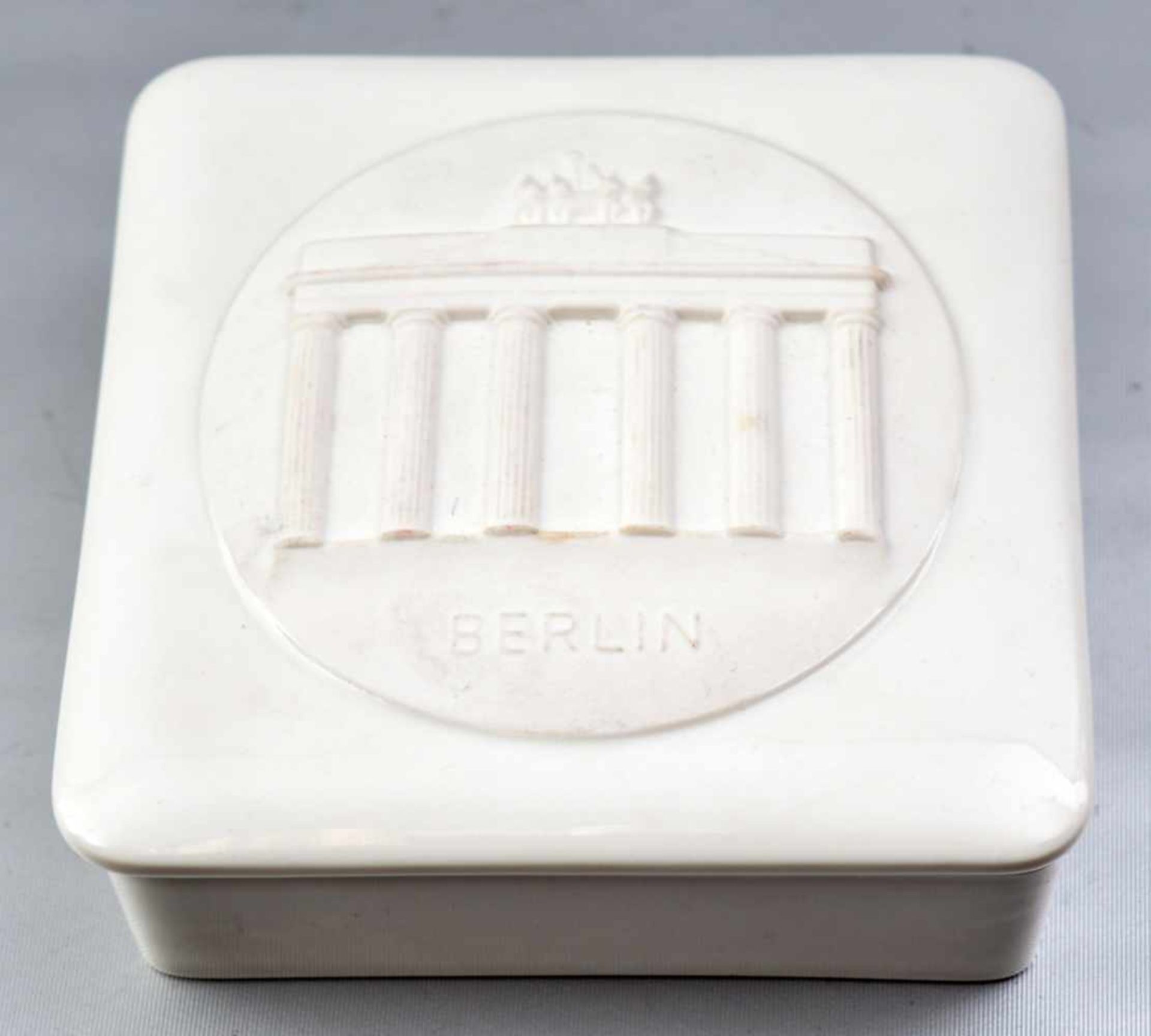 Dose rechteckig, weiß, Deckel mit Medaillon, Ansicht vom Brandenburger Tor in Berlin, 11 X 11 cm, FM