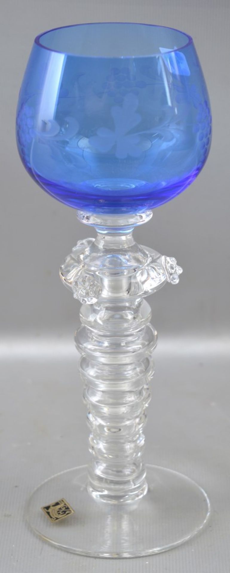 Weinglas farbl. Glas, blauer Kelch, mit blauer Blumenbemalung, H 20 cm