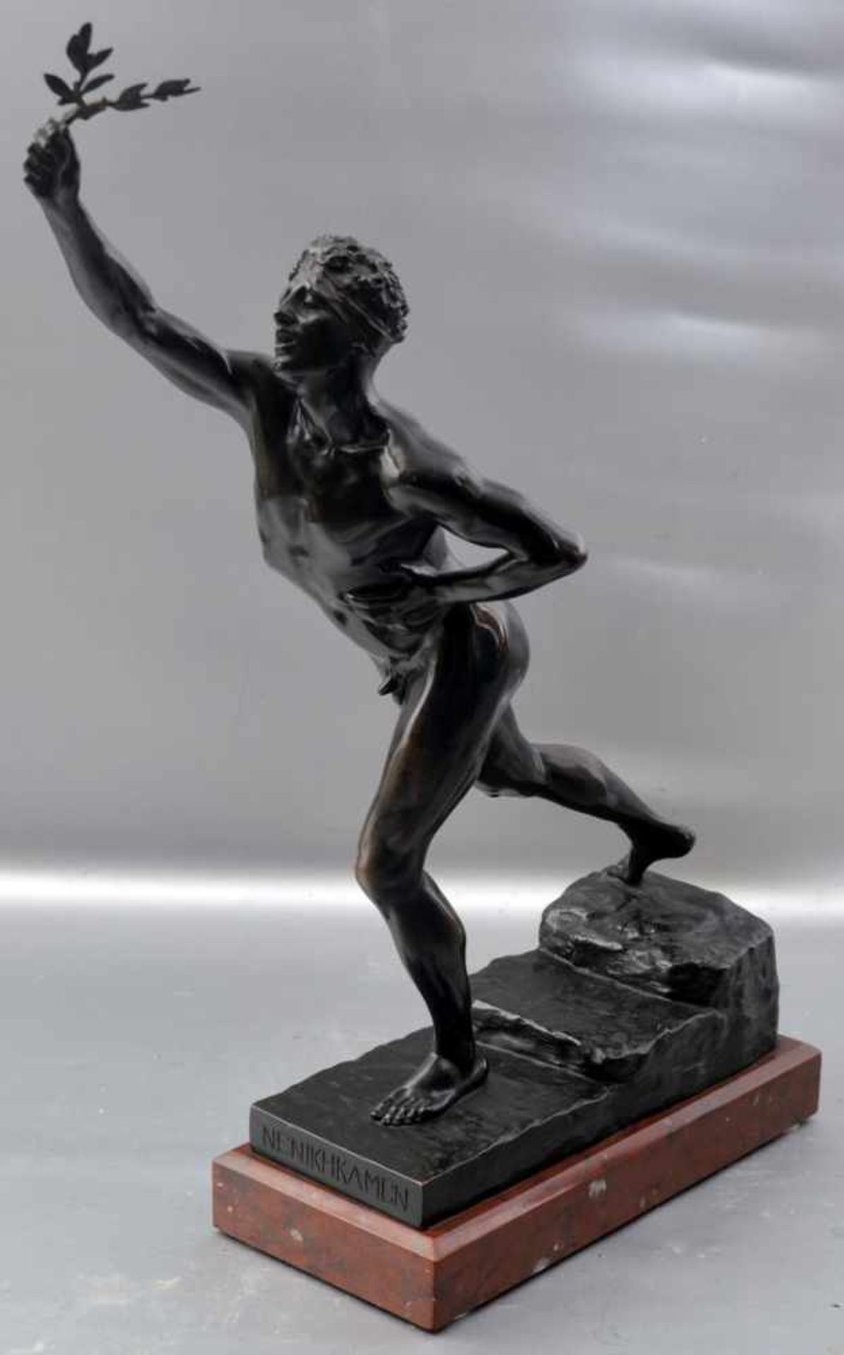 Der Siegesbote von Marathon auf rechteckigem roten Marmorsockel stehend, Bronze, patiniert,