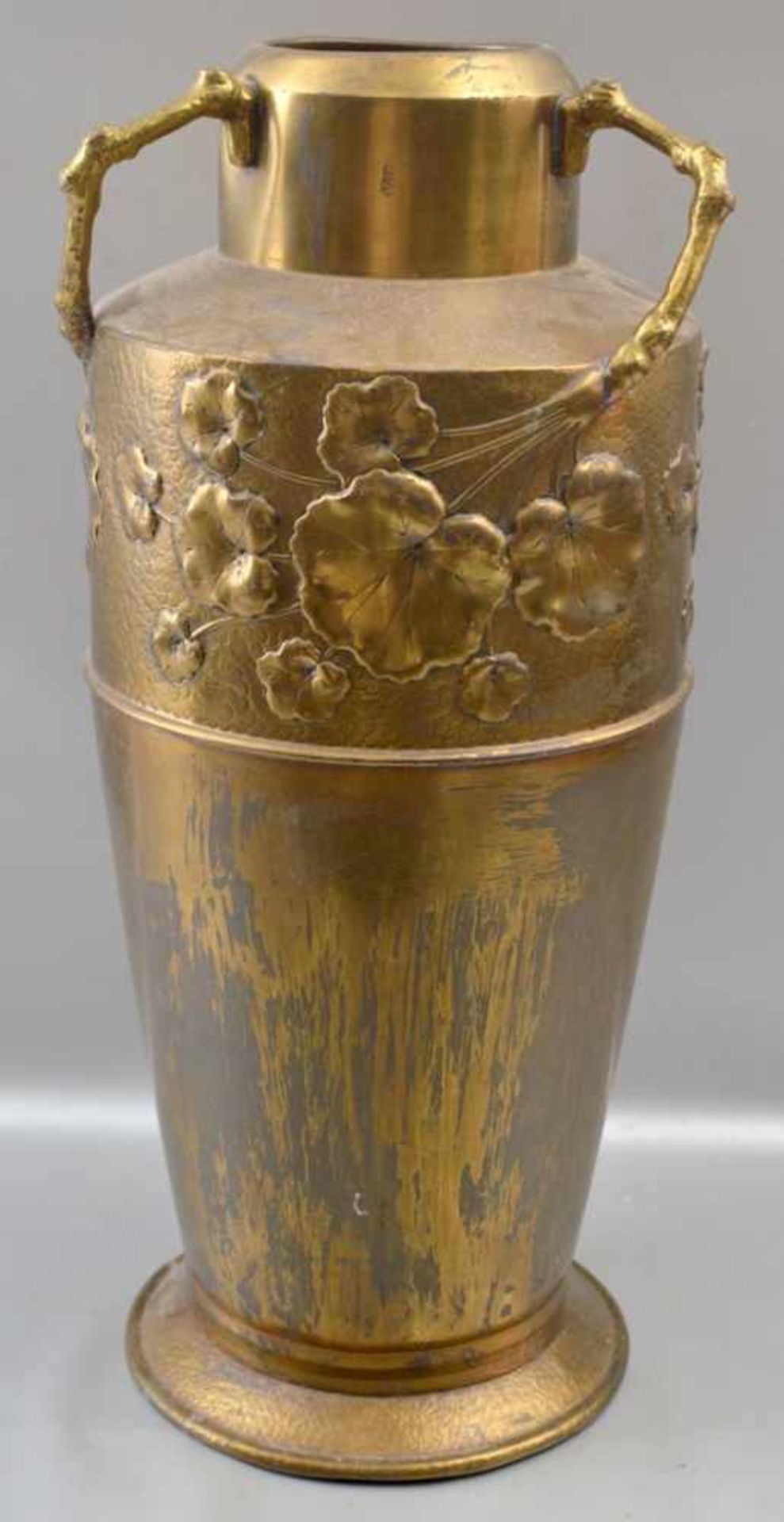 Jugendstil-Bodenvase Messing, runder Fuß, Wandung mit Jugendstil-Ornamenten verziert, drei Griffe, H