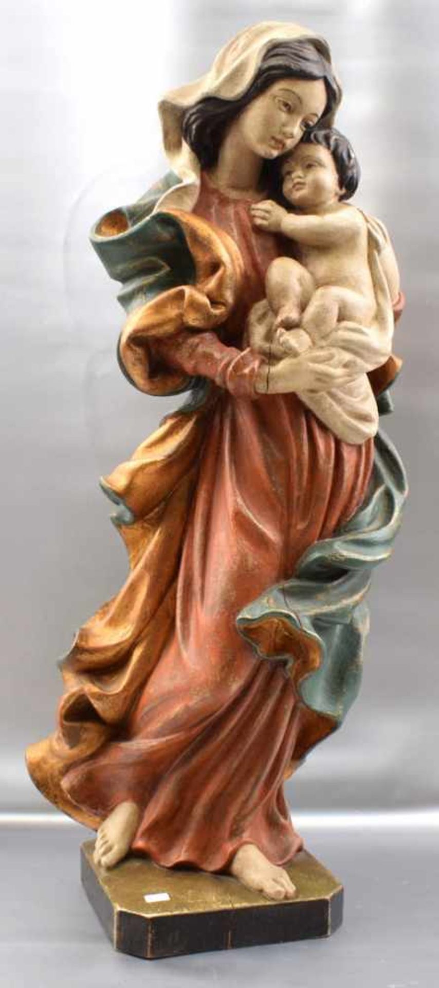 Mutter Gottes mit Kind Hartholz, auf rechteckigem Sockel stehend, bunt bemalt, H 69 cm