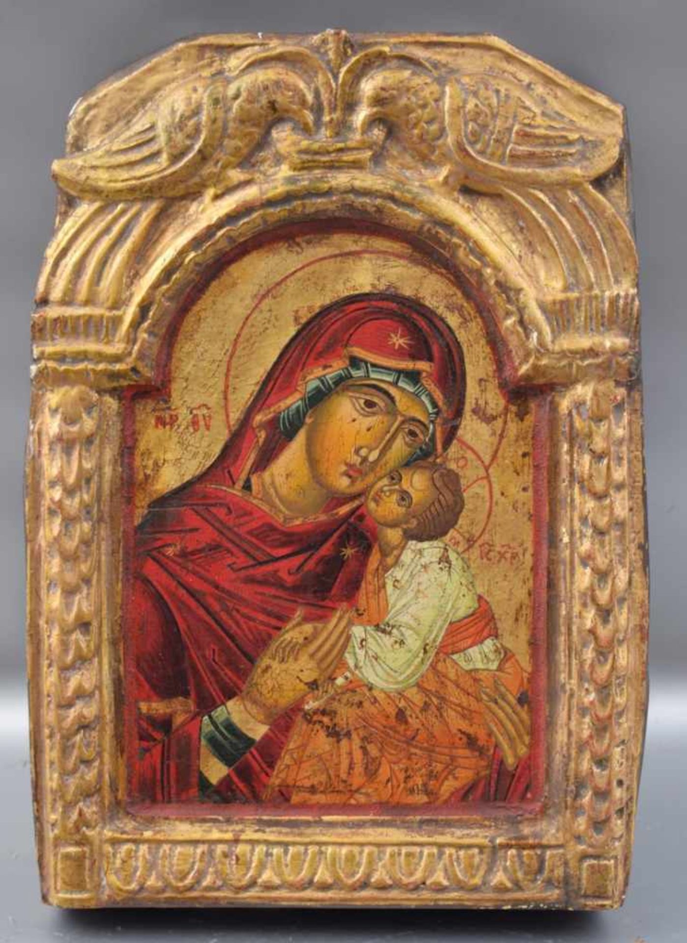 Mutter Gottes mit Kind Hartholz, geschnitzt, bemalt, Rand mit Ranken und Vogelmotiven, gold gefasst,