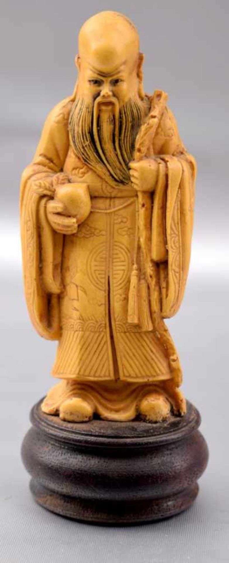 Asiatischer Gelehrter Masse, auf rundem Holzsockel stehend, H 12 cm