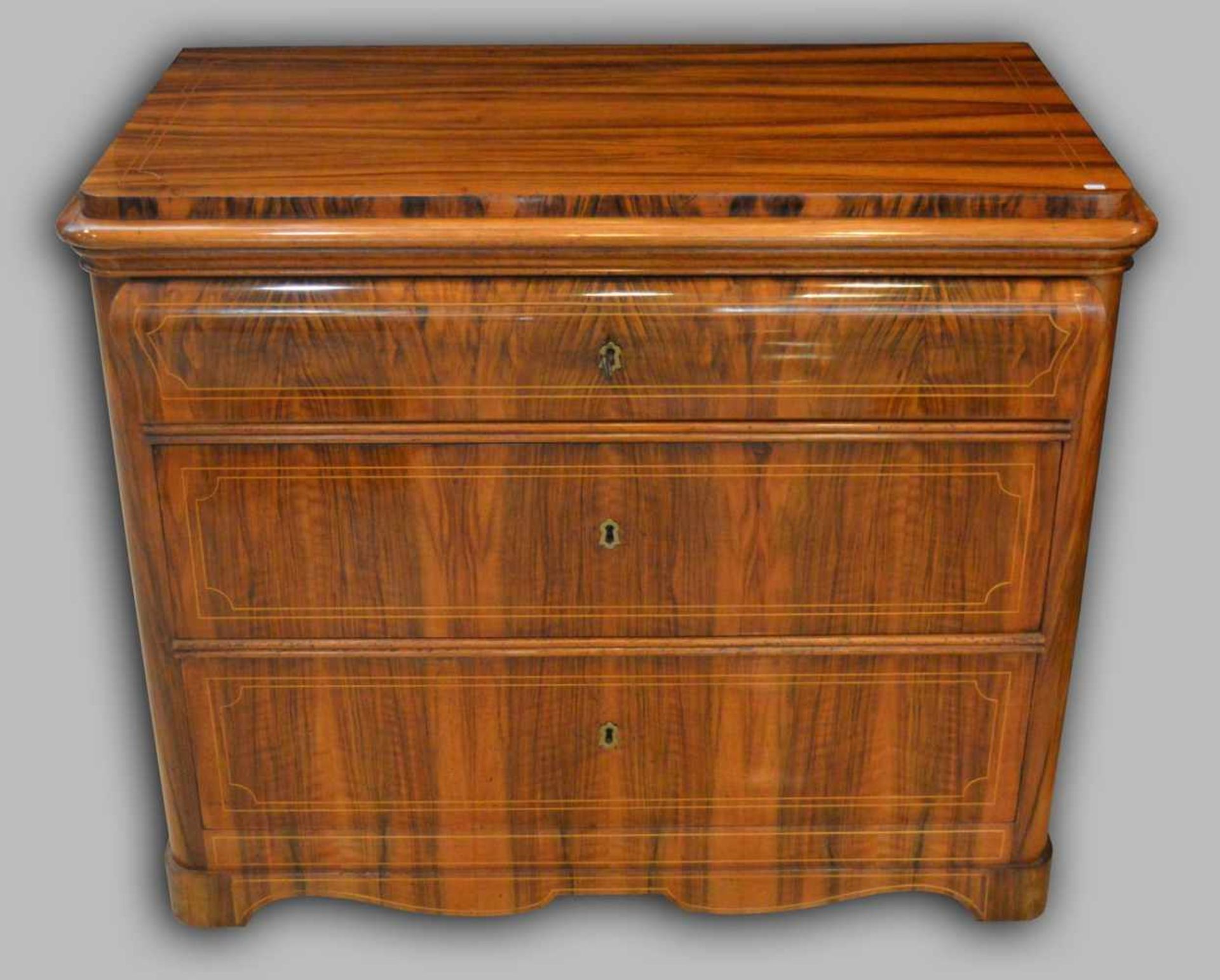 Biedermeier-Kommode Nussbaum/Nussbaumwurzel, kantige Füße, Front mit drei Schubfächern, oberstes