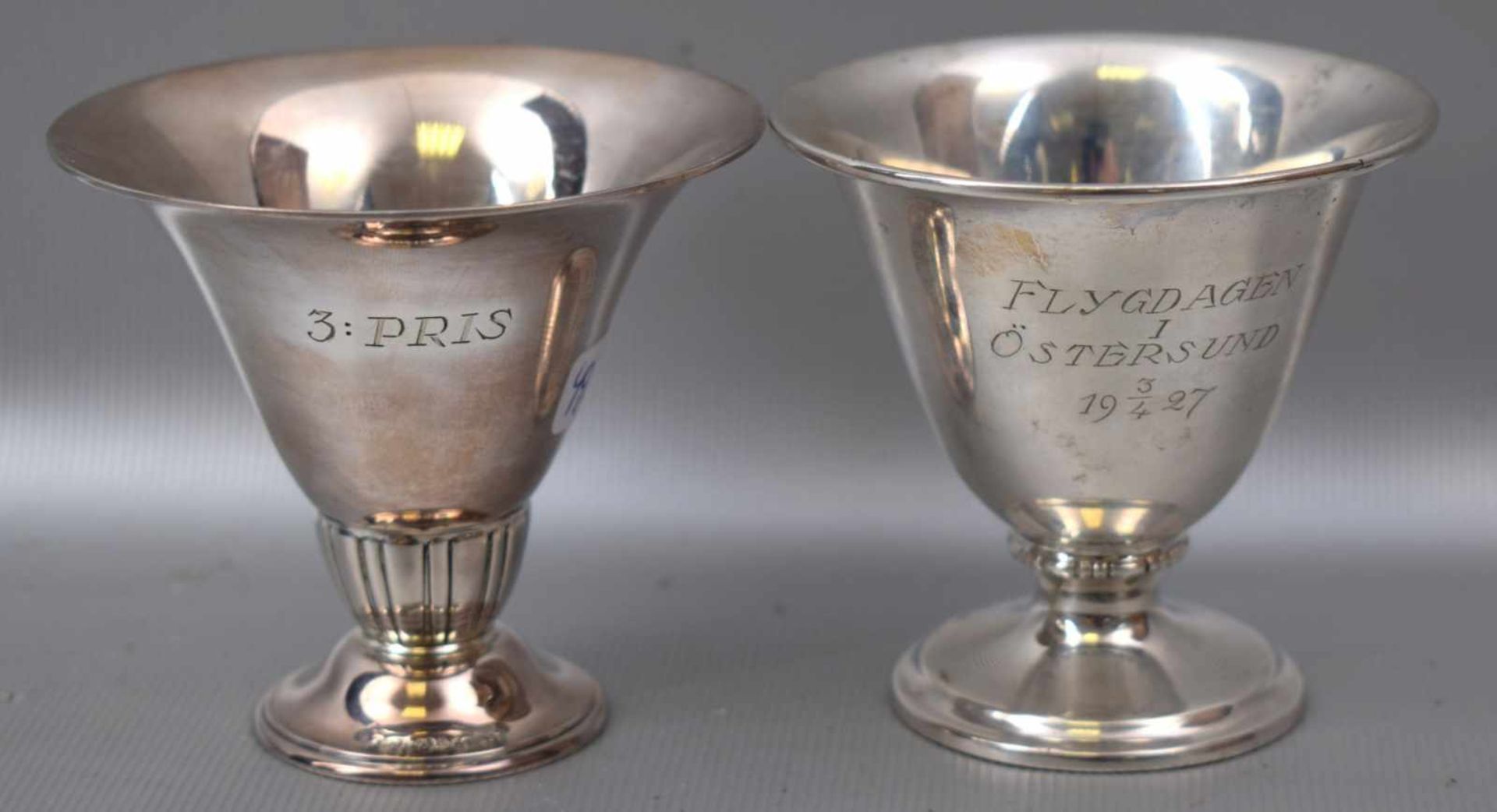 Zwei kleine Pokale rund, mit Aufschrift, H 6 cm, Dm 7 cm, gepunzt