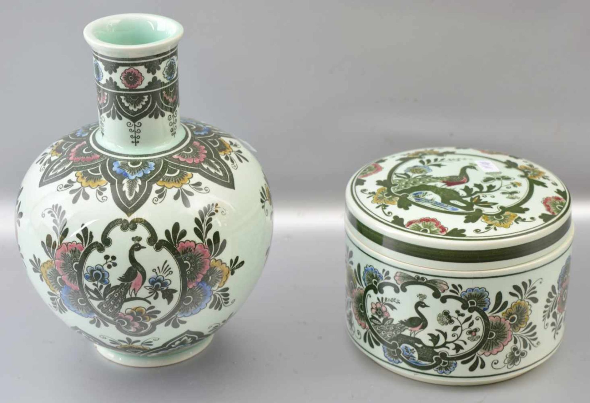 Vase und Deckeldose beige, Vase gebaucht, Wandung und Deckel mit bunten Blumen- und Tiermotiven