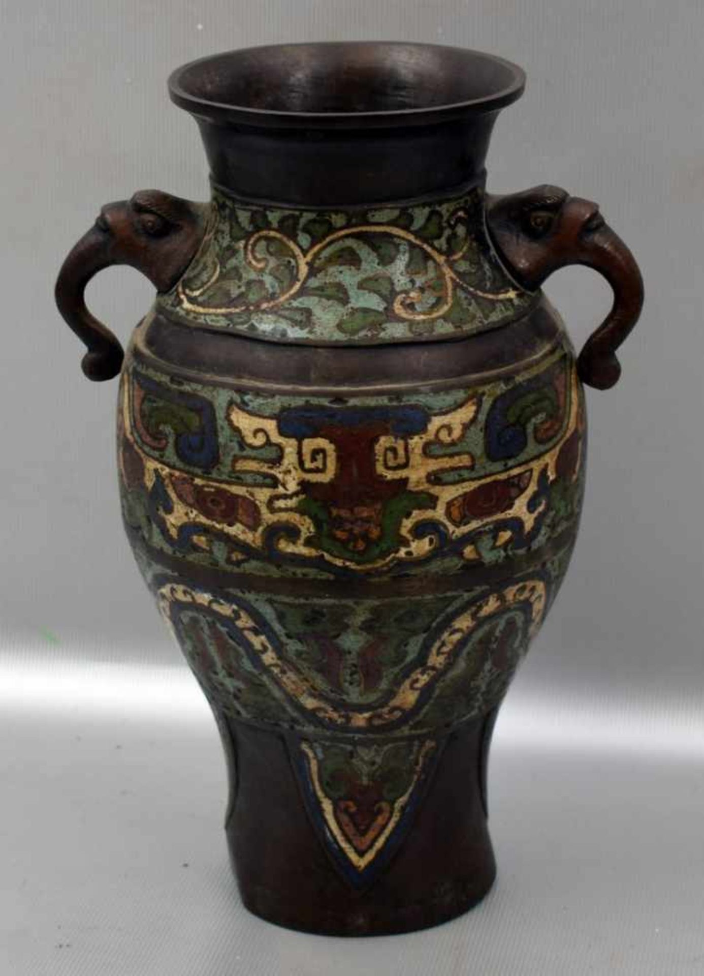 Orientalische Vase Kupfer, leicht gebaucht, Wandung bunt emailliert, zwei Elefantengriffe, H 21