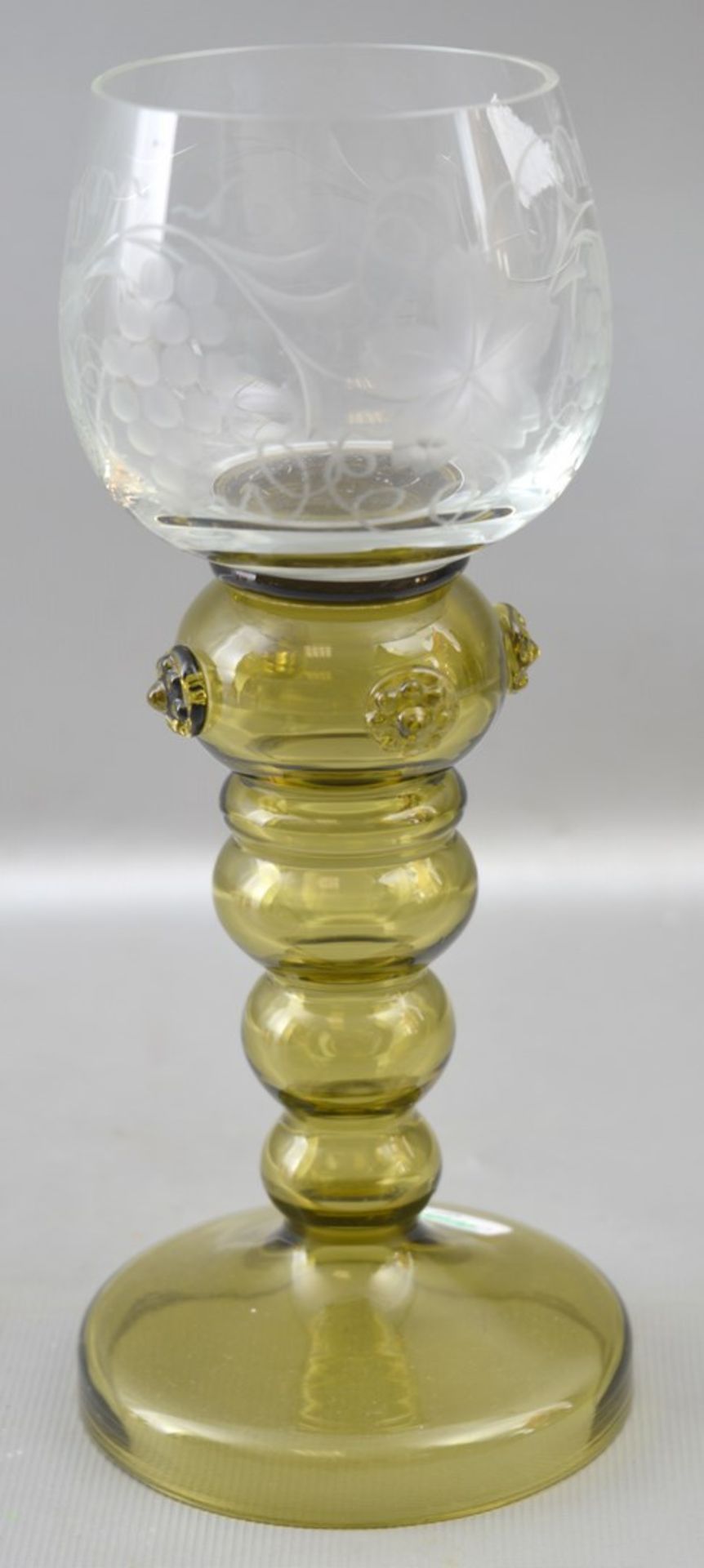 Weinglas farbl. Glas, geschliffen verziert, Fuß mit Noppen, grüner Kelch, H 18 cm, um 1900