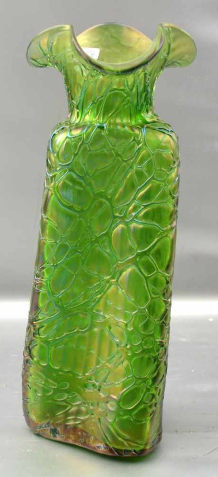 Vase grünes Glas, dreieckig, gewellter Rand, changierend, H 28 cm, FM Palme König, um 1900