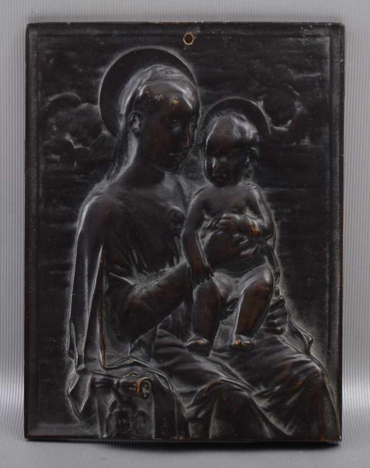Reliefbild Bronze, patiniert, halbplastische Mutter Gottes mit Kind, 13 X 18 cm, um 1900